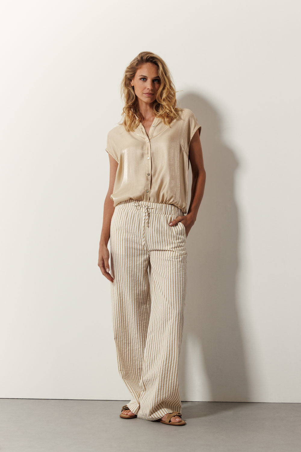 https://content.storeinfo.nl/applicatie/img/978/20250409115616_958603_sleevelessshimmerblouse.jpg