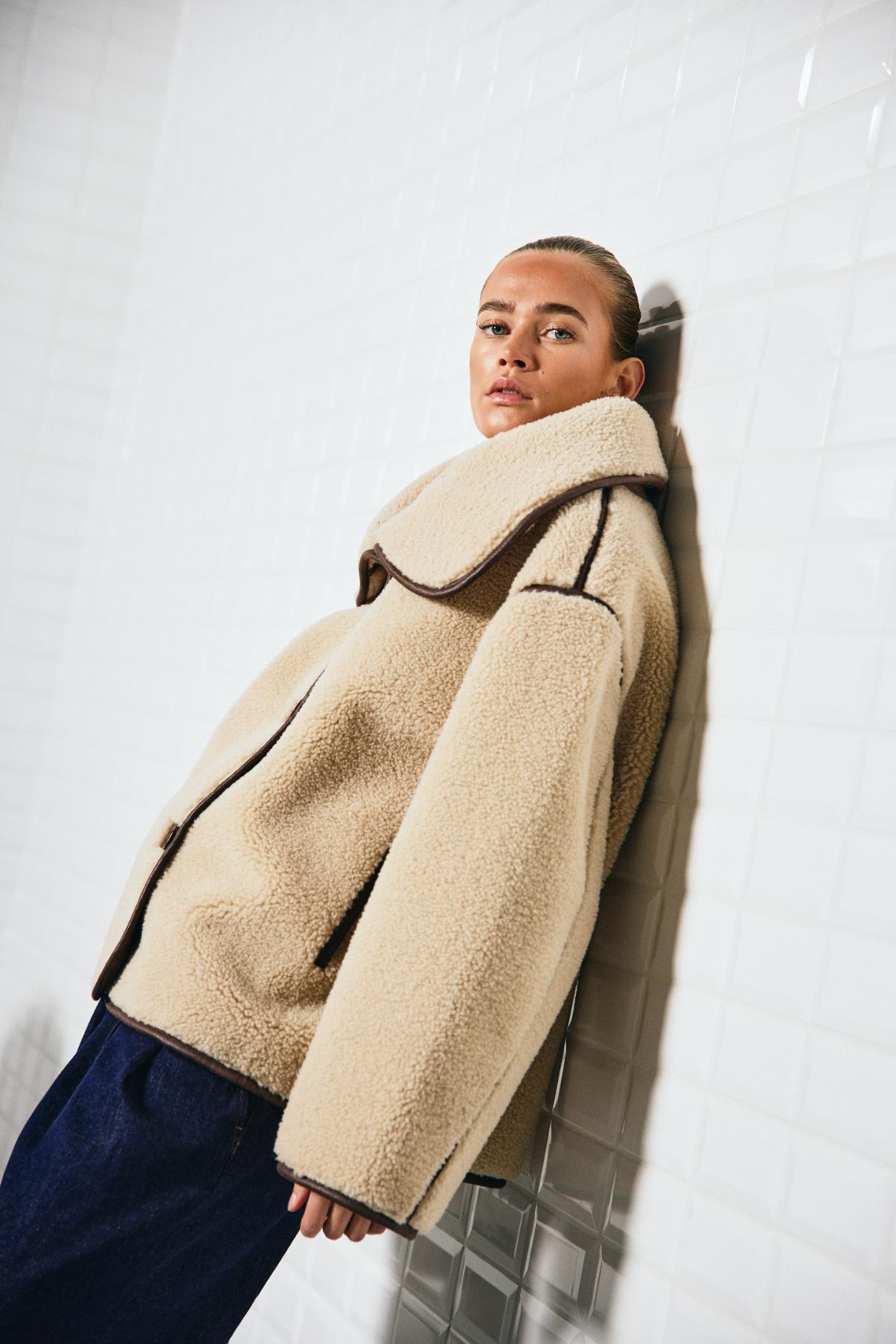 https://content.storeinfo.nl/applicatie/img/978/20250722175609_1343858_WbldajanaPileJacketRainyDay62.jpg