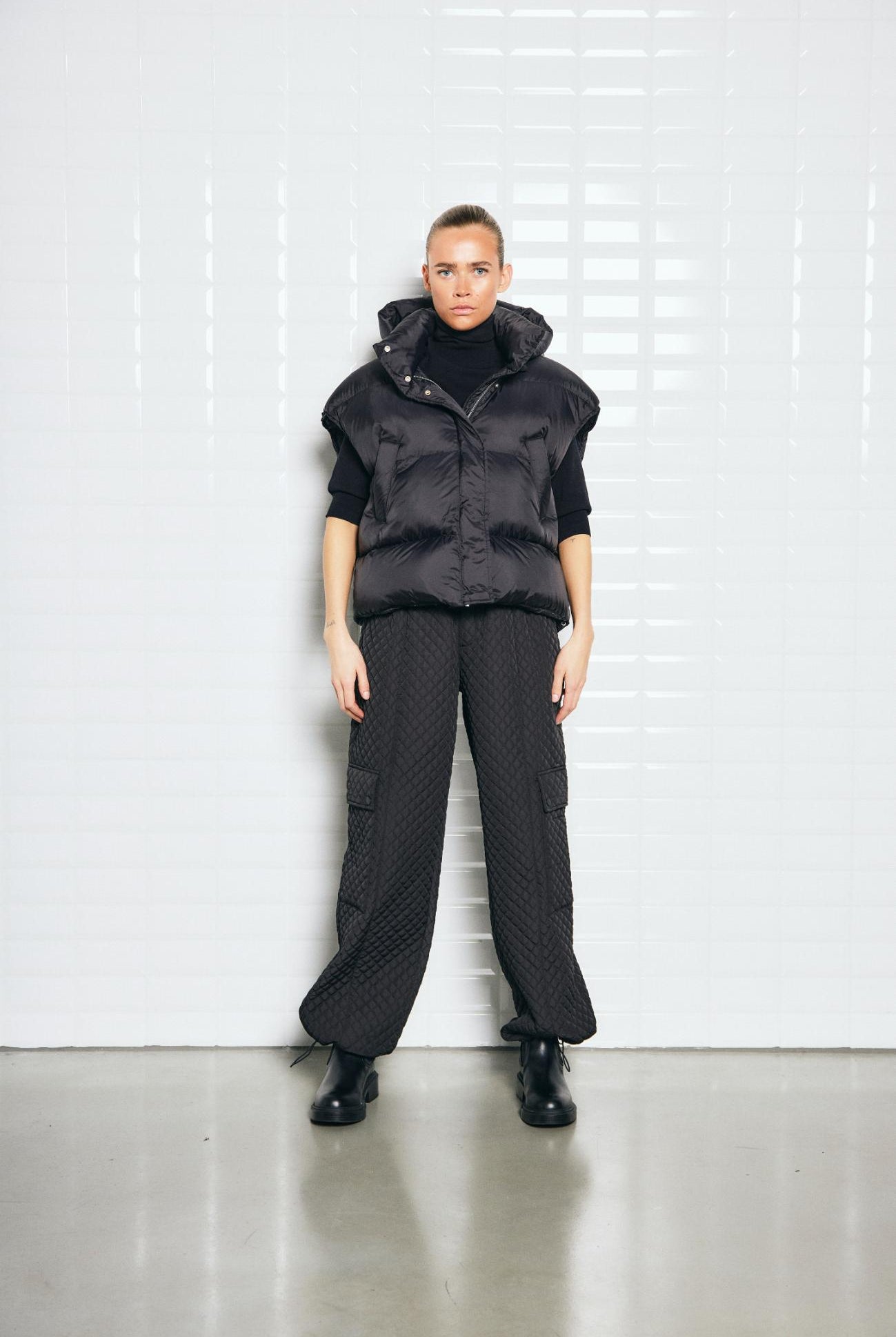 https://content.storeinfo.nl/applicatie/img/978/20250722175732_1338897_WblvanessaPufferWaistcoatBlackWblvildeQuiltedPantBlack1.jpg