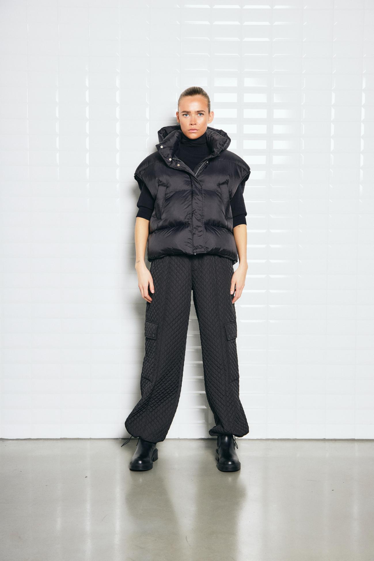https://content.storeinfo.nl/applicatie/img/978/20250722175732_1338897_WblvanessaPufferWaistcoatBlackWblvildeQuiltedPantBlack1.jpg