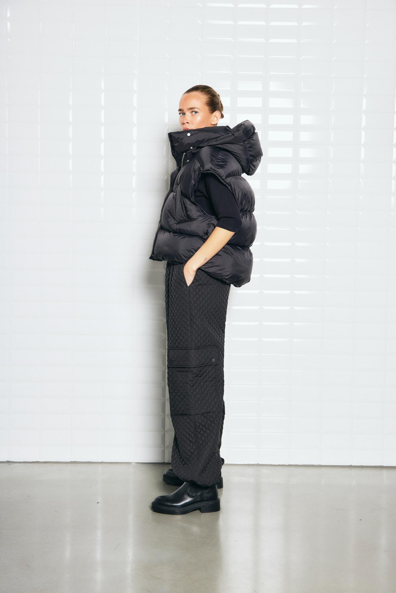 https://content.storeinfo.nl/applicatie/img/978/20250722175737_1339614_WblvanessaPufferWaistcoatBlackWblvildeQuiltedPantBlack2.jpg