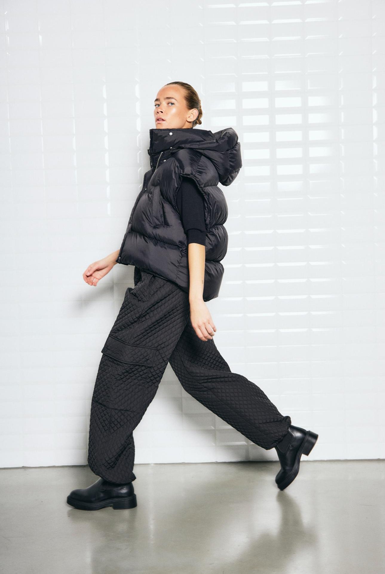 https://content.storeinfo.nl/applicatie/img/978/20250722175745_1332007_WblvanessaPufferWaistcoatBlackWblvildeQuiltedPantBlack4.jpg