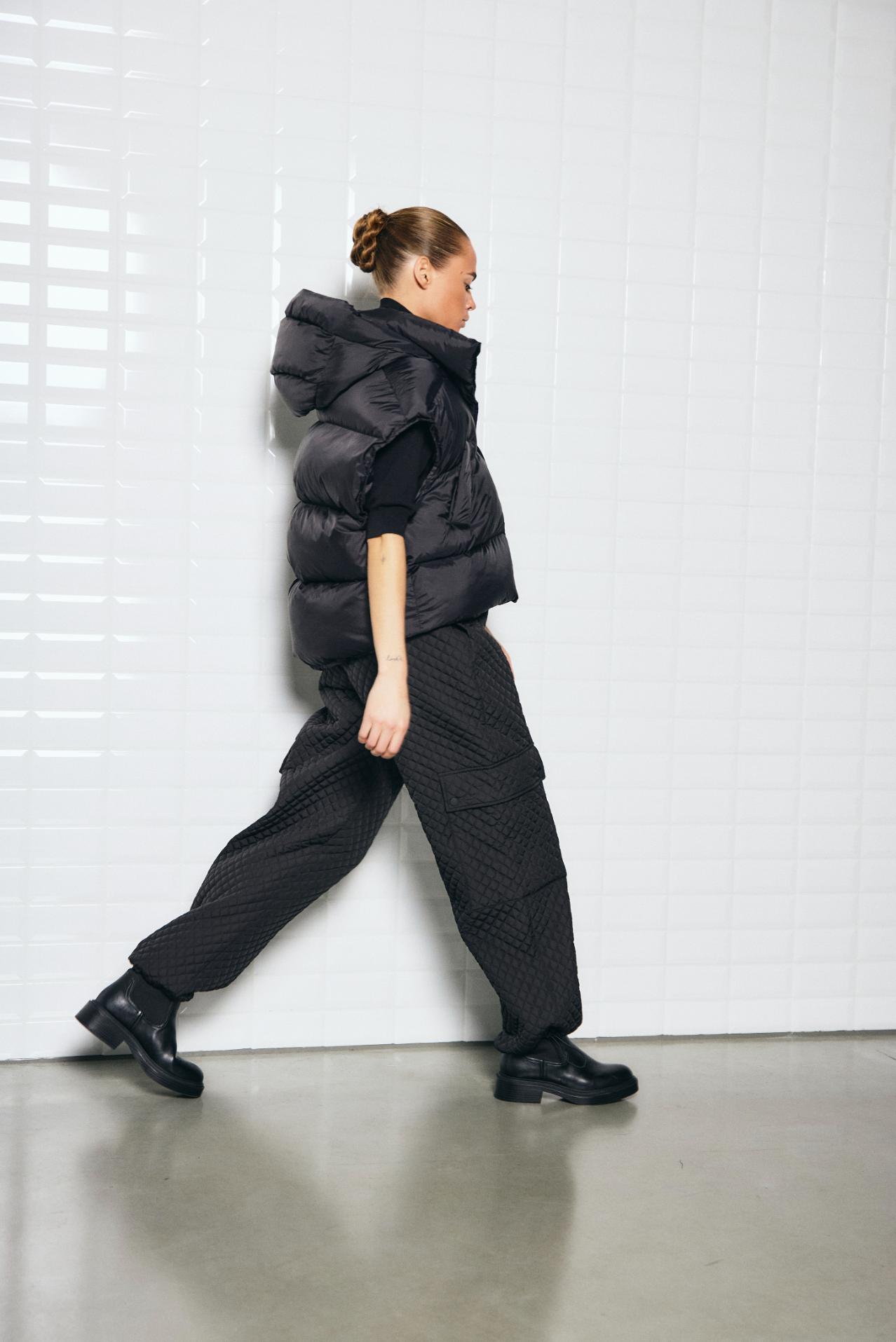 https://content.storeinfo.nl/applicatie/img/978/20250722175749_1337045_WblvanessaPufferWaistcoatBlackWblvildeQuiltedPantBlack5.jpg