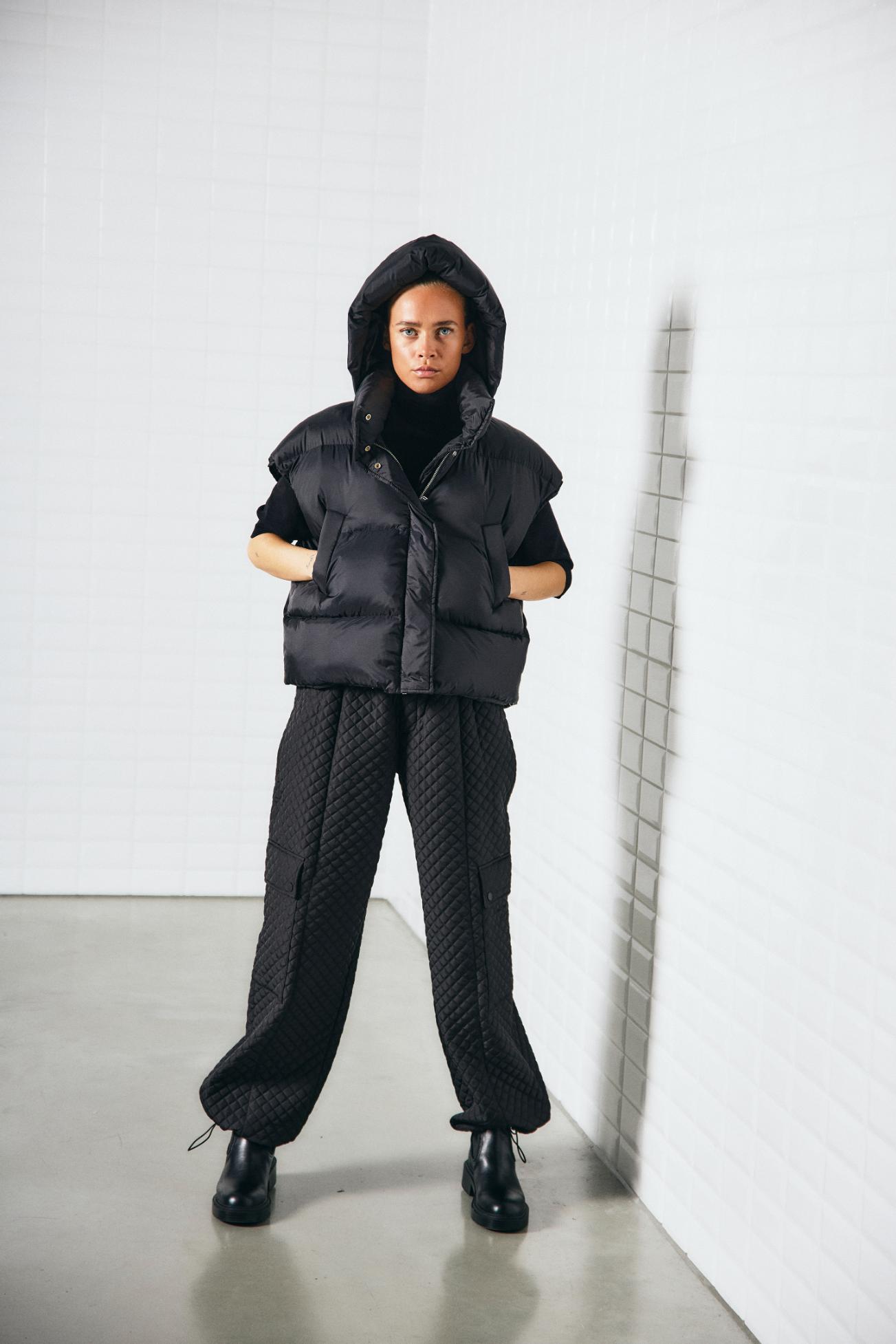 https://content.storeinfo.nl/applicatie/img/978/20250722175753_1331446_WblvanessaPufferWaistcoatBlackWblvildeQuiltedPantBlack7.jpg
