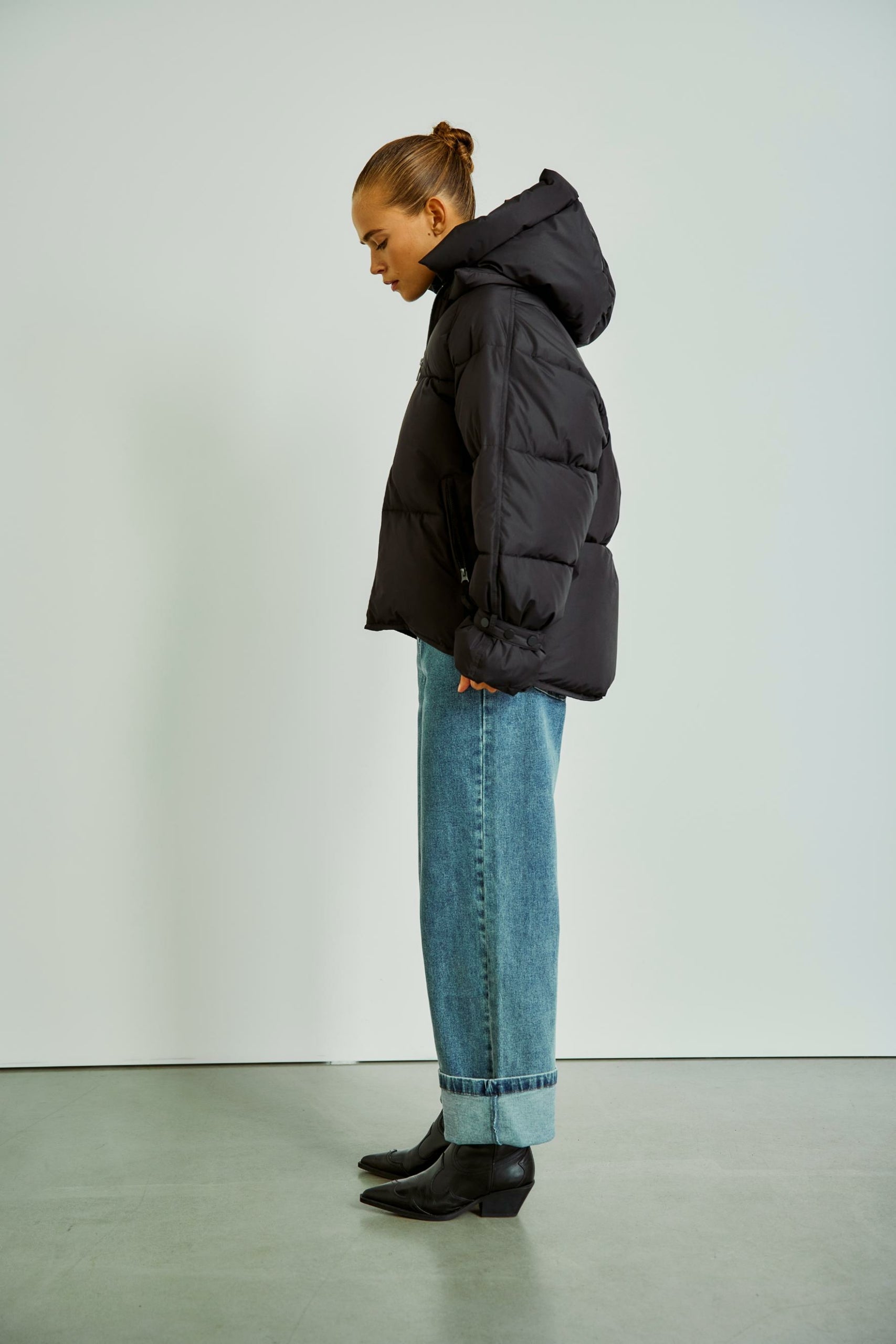 https://content.storeinfo.nl/applicatie/img/978/20250801111656_3648758_WBLKYLIEREALDOWNJACKETBLACKWBLCARLAINDIGODENIMPANTBLUEINDIGO12scaled.jpg