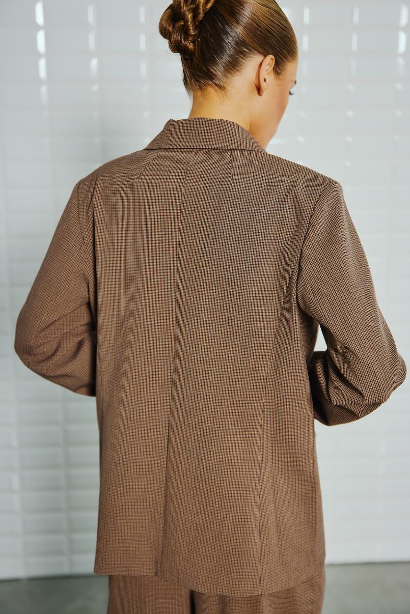 https://content.storeinfo.nl/applicatie/img/978/20250808113530_3371012_WblcolettetailoredBlazerWidePantCognacCheck5.jpg