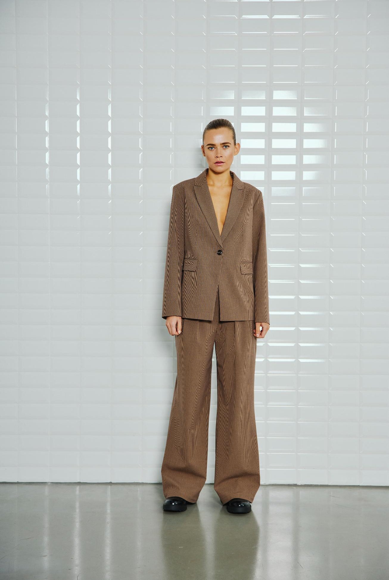 https://content.storeinfo.nl/applicatie/img/978/20250808113539_3361305_WblcolettetailoredBlazerWidePantCognacCheck2.jpg