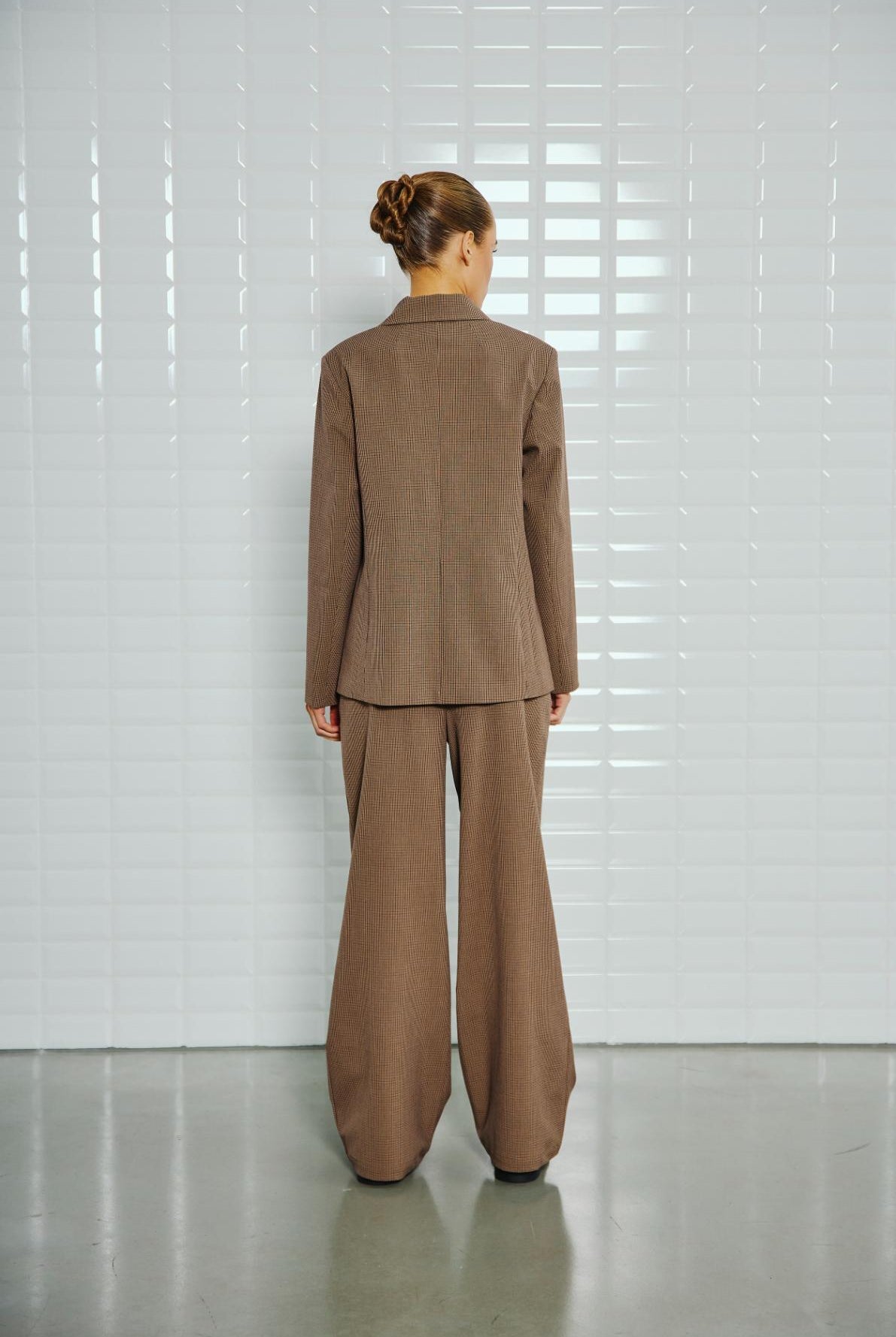 https://content.storeinfo.nl/applicatie/img/978/20250808113624_3371012_WblcolettetailoredBlazerWidePantCognacCheck4.jpg