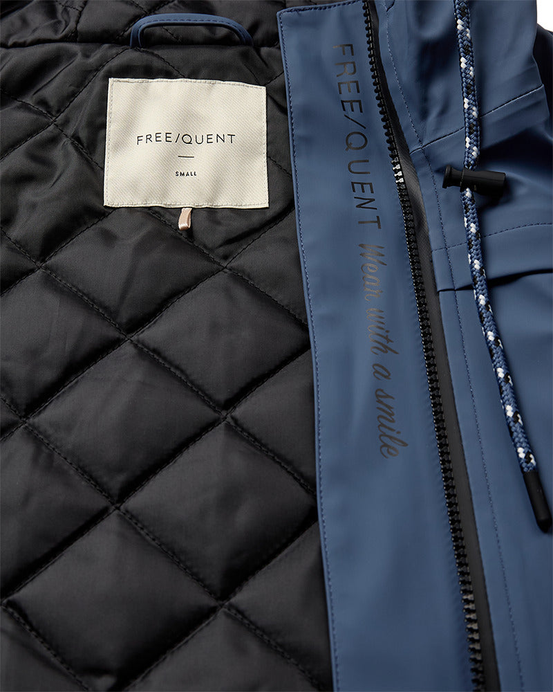 https://content.storeinfo.nl/applicatie/img/978/20250808125926_3417155_packshot22002221246Details1FQRAINJACKETVintageIndigo.jpg
