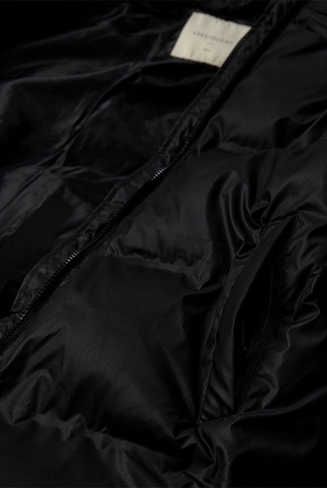 https://content.storeinfo.nl/applicatie/img/978/20250924123053_731154_packshot22065621000Details1FQRAINGOJACKETBlack.jpg