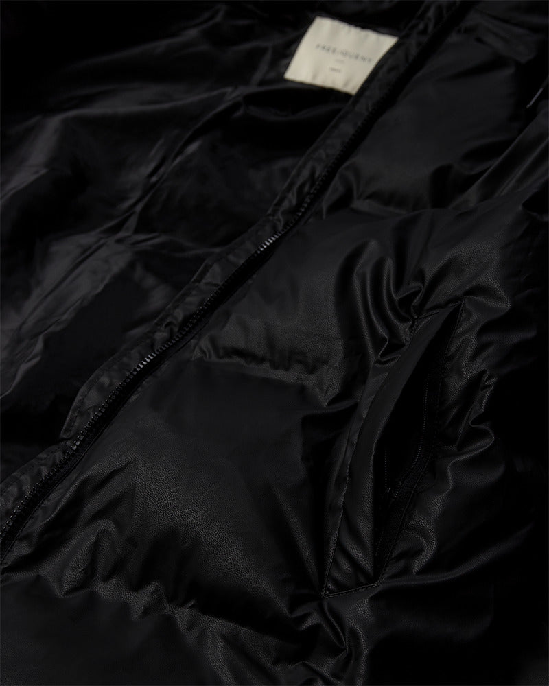 https://content.storeinfo.nl/applicatie/img/978/20250924123053_731154_packshot22065621000Details1FQRAINGOJACKETBlack.jpg
