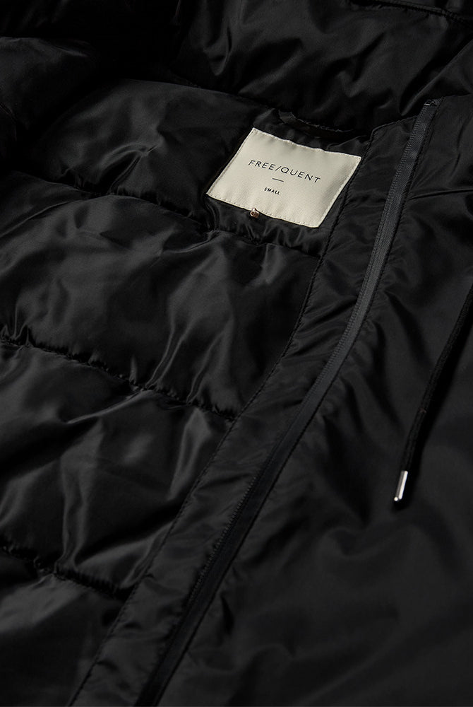 https://content.storeinfo.nl/applicatie/img/978/20251012151635_2915556_packshot22065591000Details1FQPRALAJACKETBlack.jpg