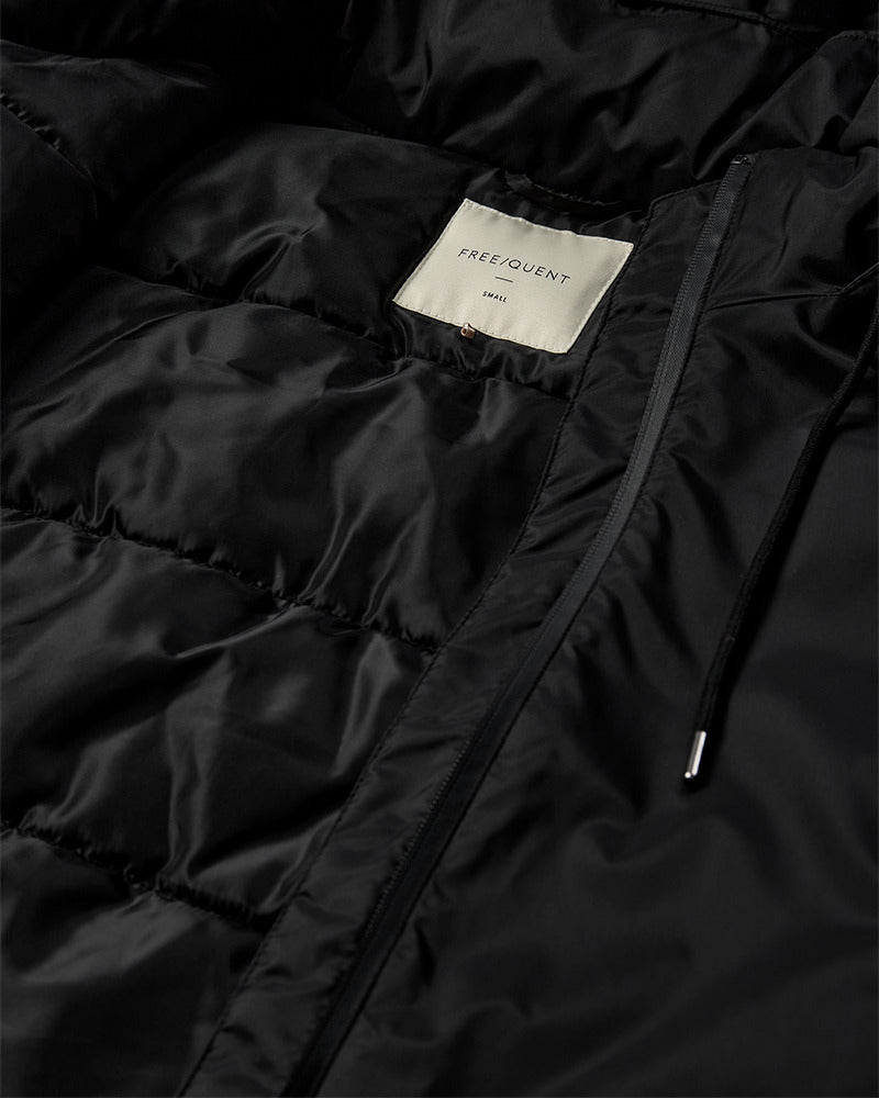 https://content.storeinfo.nl/applicatie/img/978/20251012151635_2915556_packshot22065591000Details1FQPRALAJACKETBlack.jpg