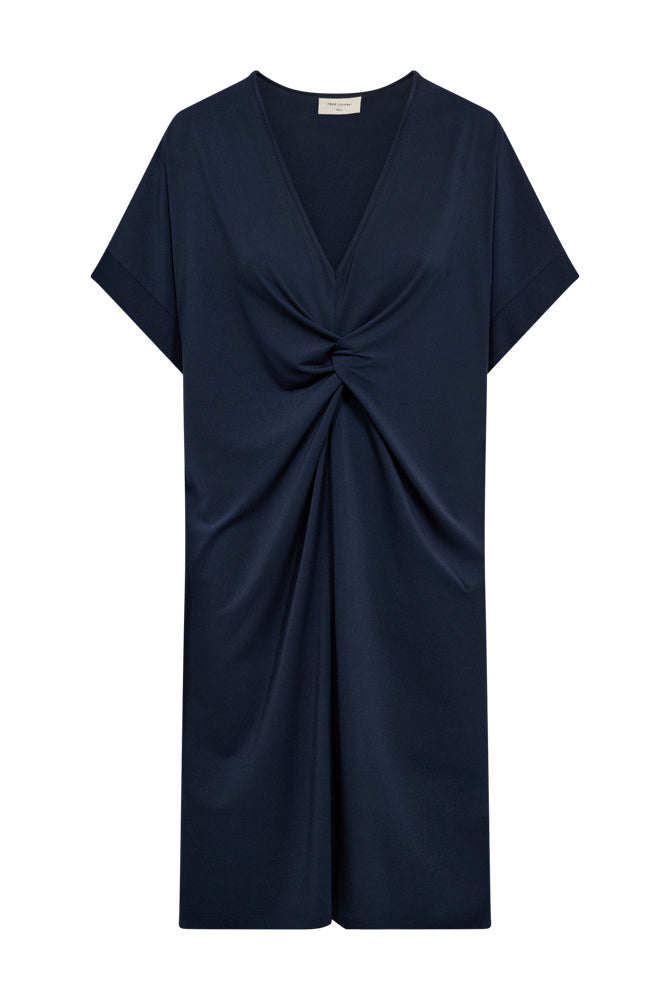 https://content.storeinfo.nl/applicatie/img/978/20260503162655_3850483_208316FQFLOIDRESSnavyblazerdonkerblauwFreequent1.jpg