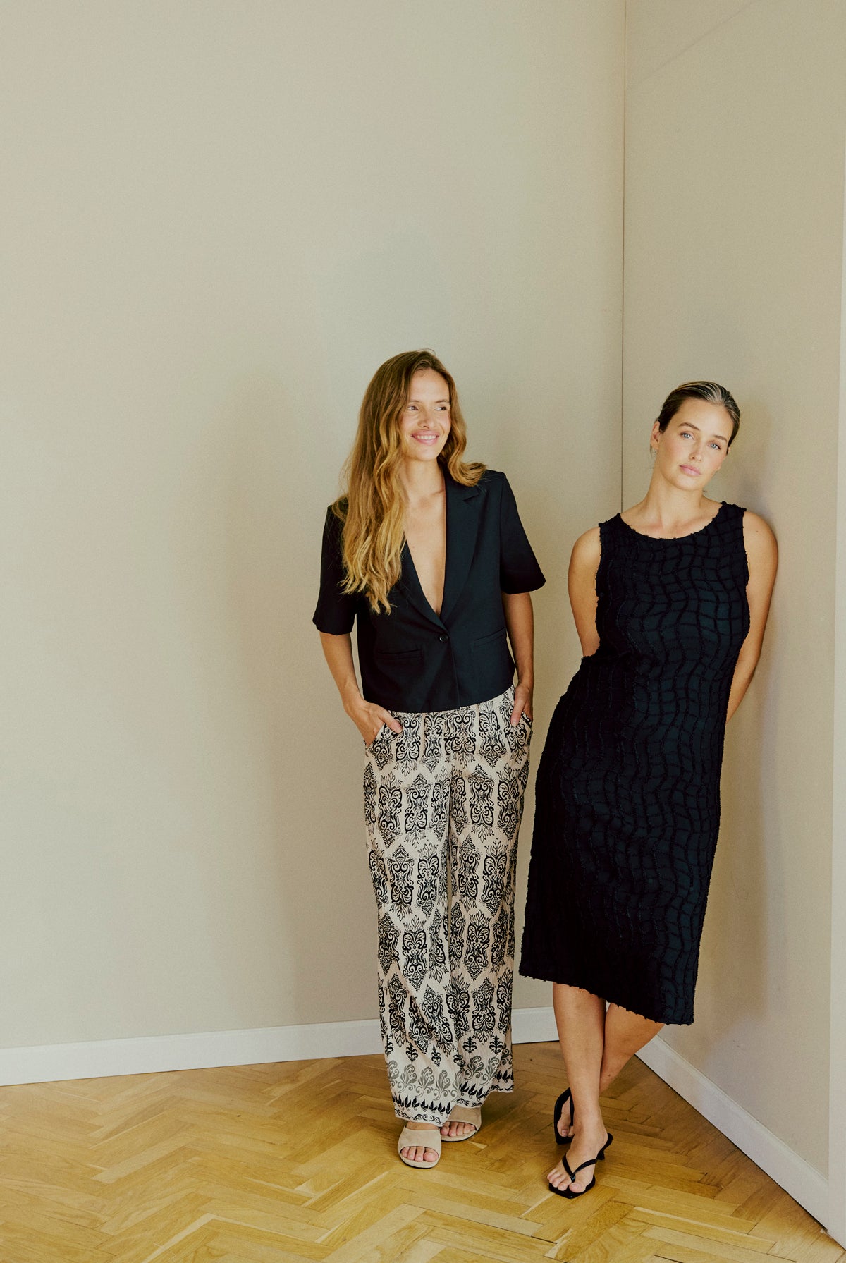 https://content.storeinfo.nl/applicatie/img/978/20260503162928_3860340_208006FQALFIDRESSBlackZwartFreequent3.jpg