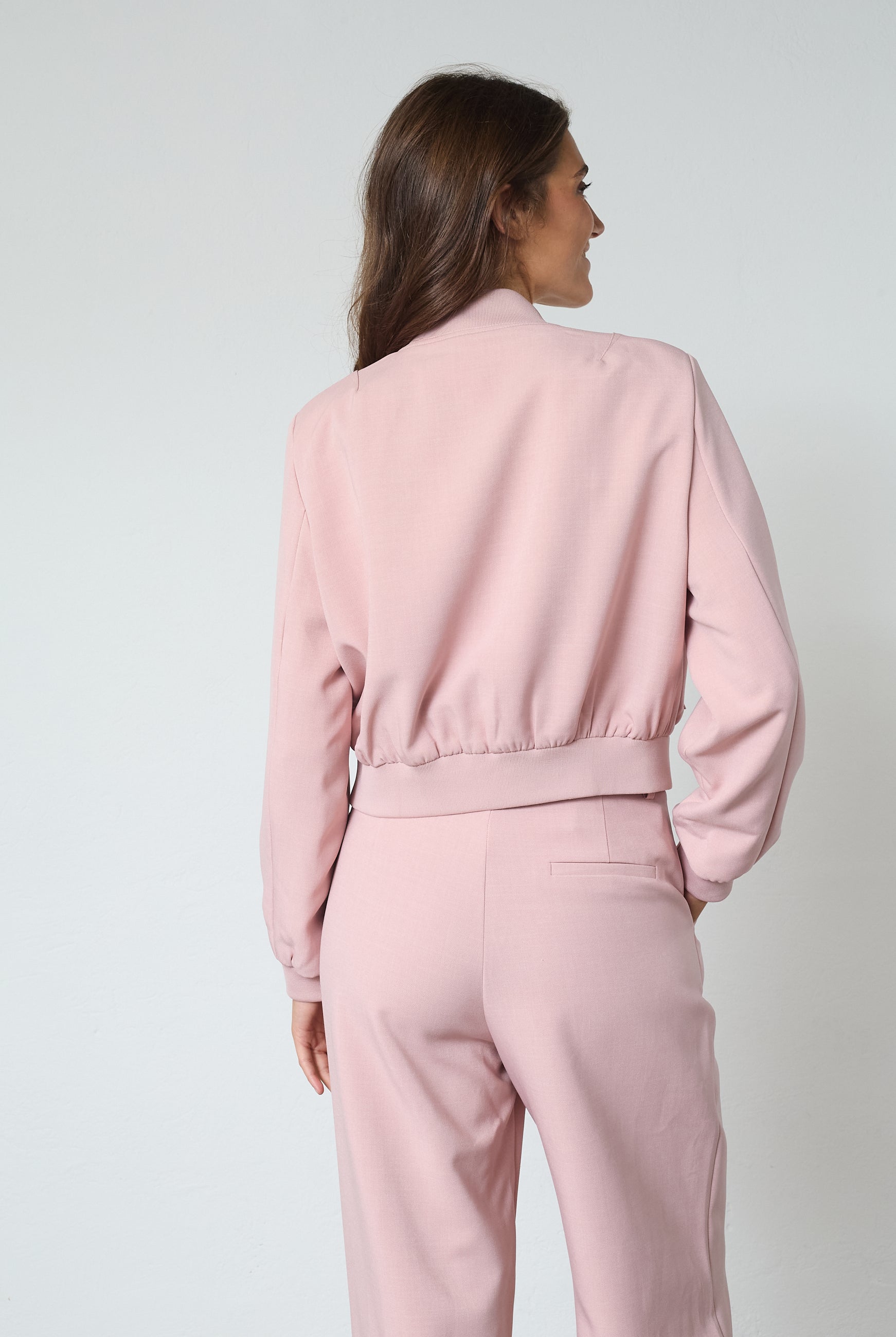 https://content.storeinfo.nl/applicatie/img/978/20260503165904_3861554_19056GARWINJA20mauveLICHTROZESistersPoint3.jpg