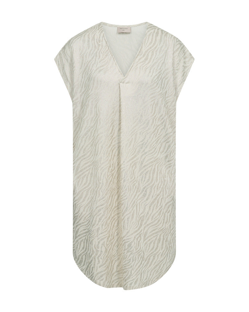 https://content.storeinfo.nl/applicatie/img/978/20260510170323_658975_208032FQMATTERDRESSMoonbeambeigeFreequent1.jpg