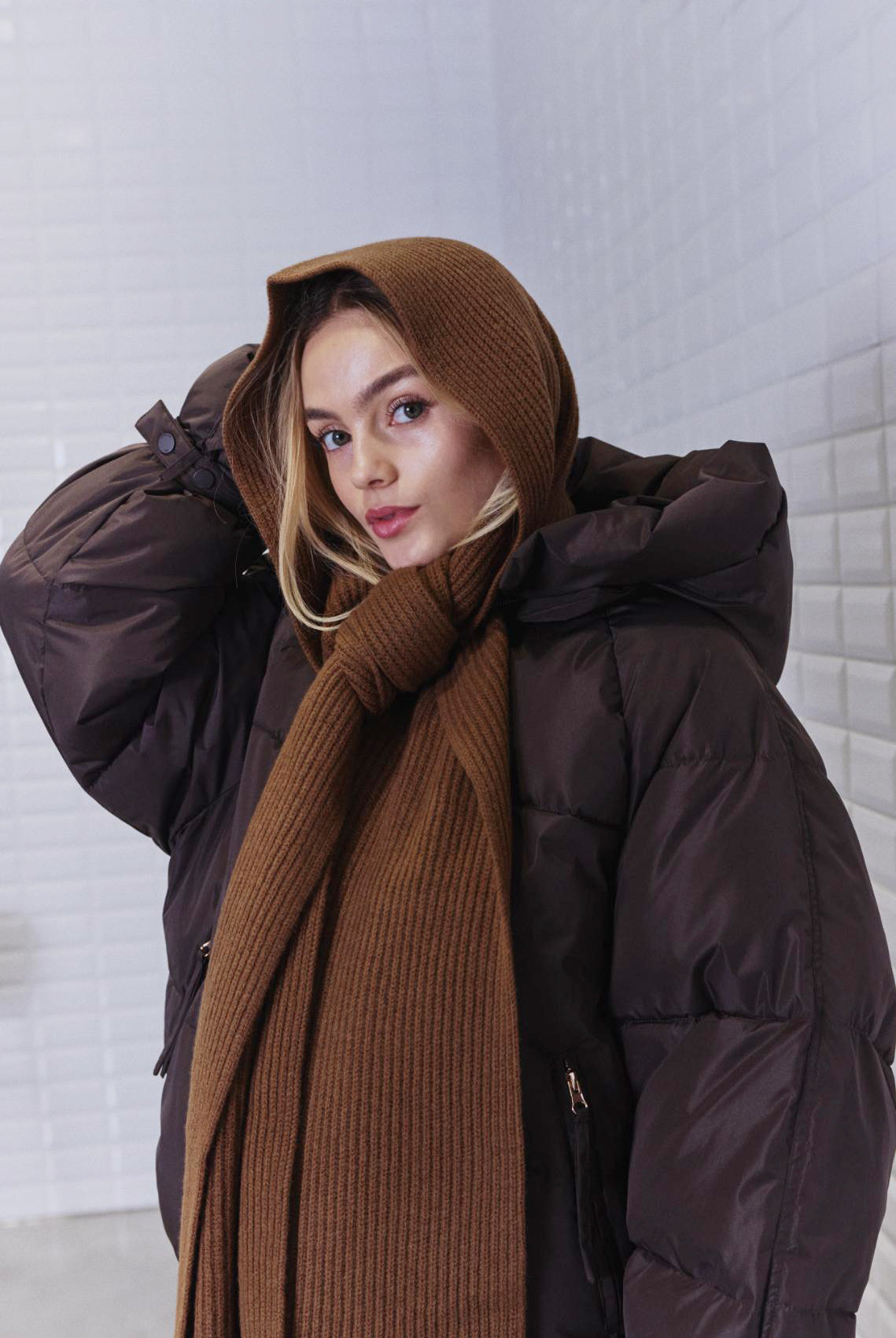 https://content.storeinfo.nl/applicatie/img/978/20260718153358_279508_WblviviannaScarfCamel3.jpg
