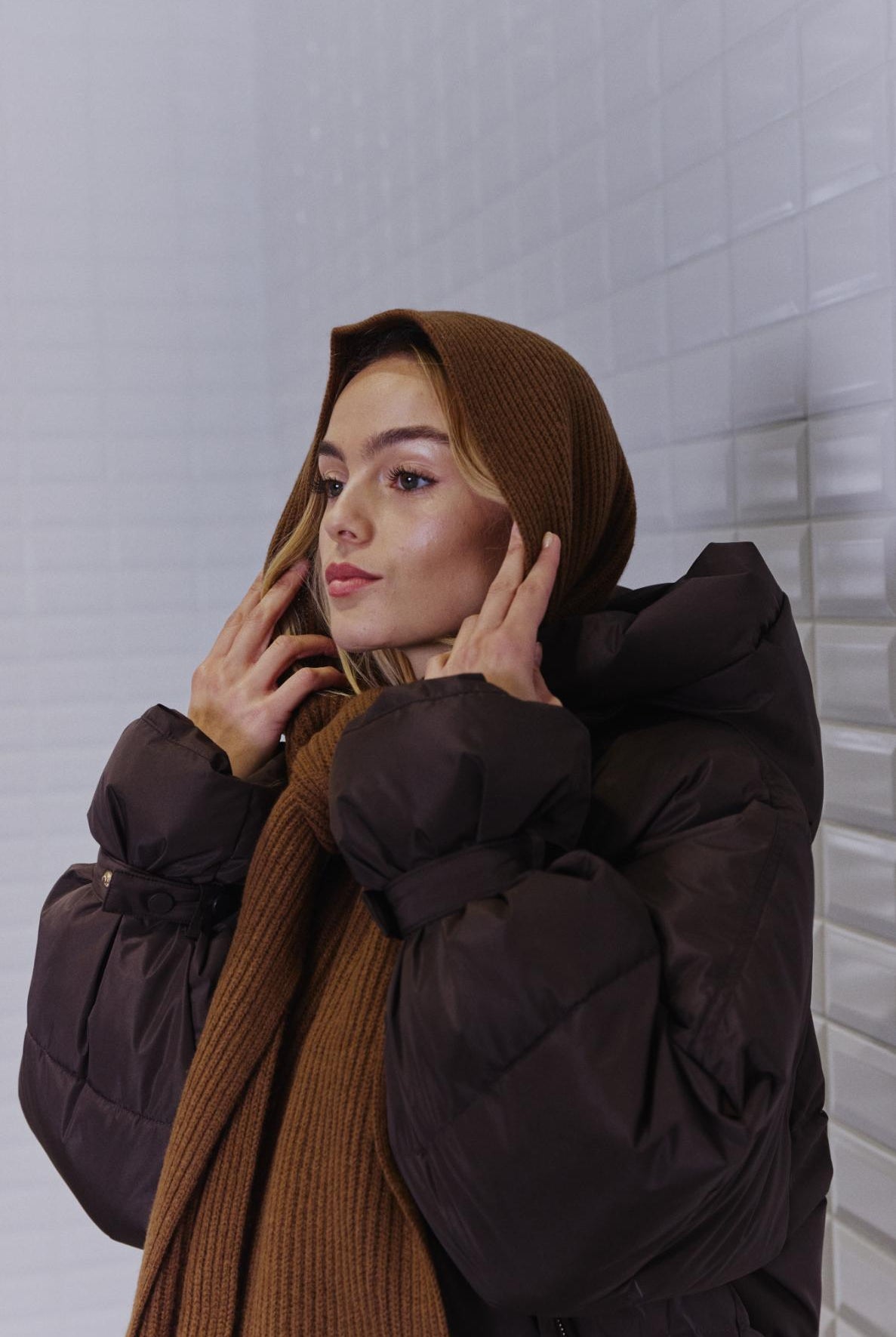 https://content.storeinfo.nl/applicatie/img/978/20260718153422_282033_WblviviannaScarfCamel2.jpg
