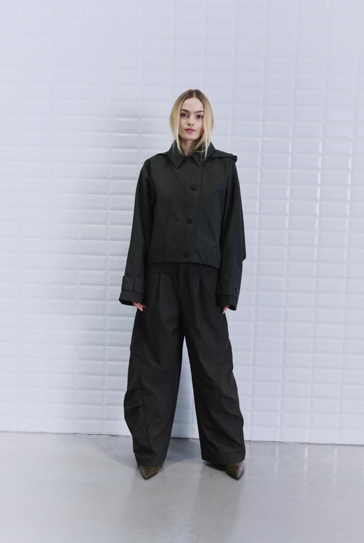 https://content.storeinfo.nl/applicatie/img/978/20260804105001_1987076_WBLALAIAHOODEDJACKETDarkGreen2.jpg