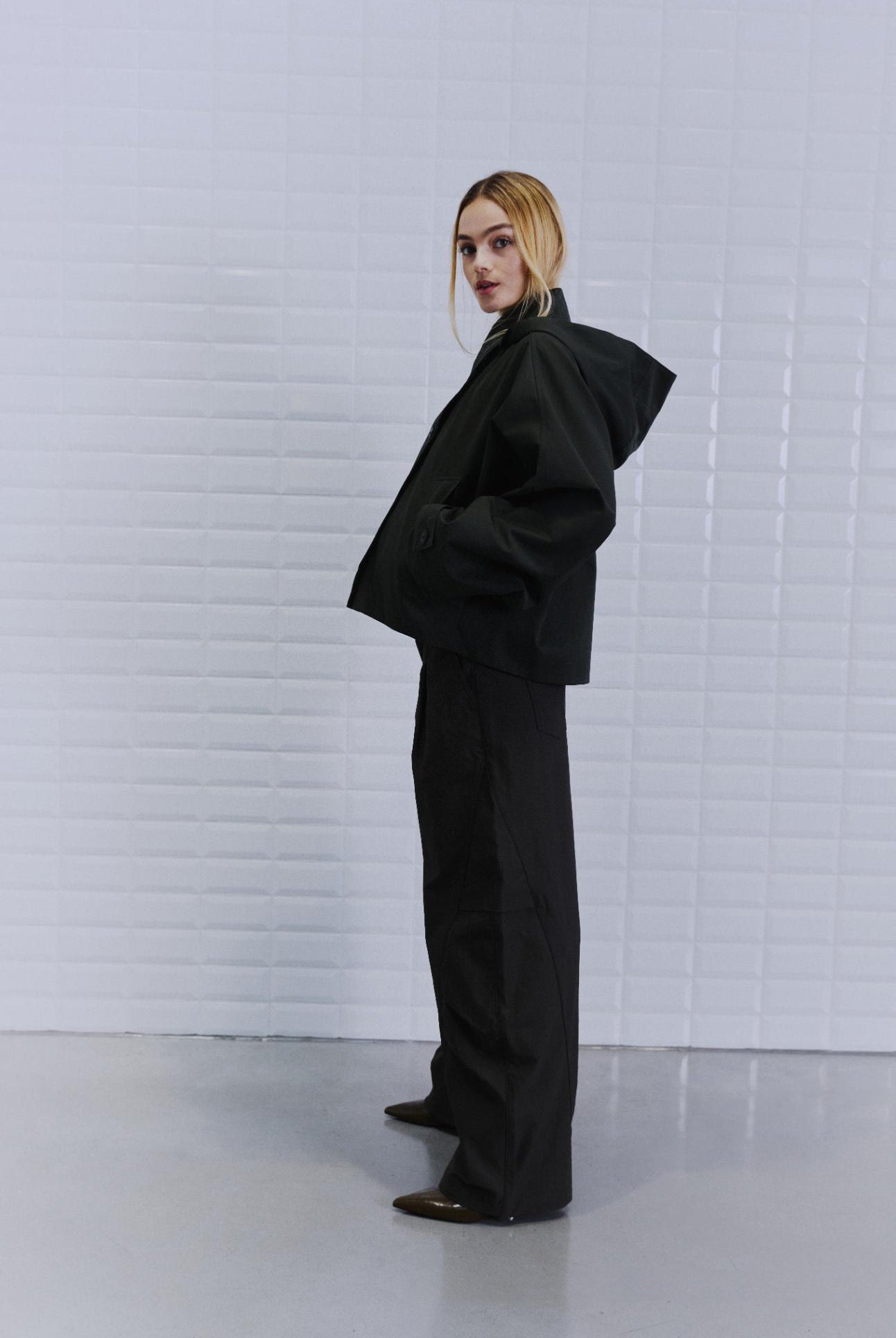 https://content.storeinfo.nl/applicatie/img/978/20260804105012_1986984_WBLALAIAHOODEDJACKETDarkGreen7.jpg