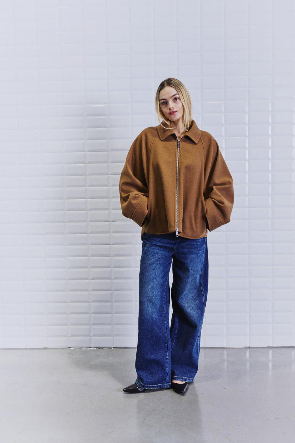 https://content.storeinfo.nl/applicatie/img/978/20260804111905_1986745_WbljackieBatsleeveJacketCamel2.jpg