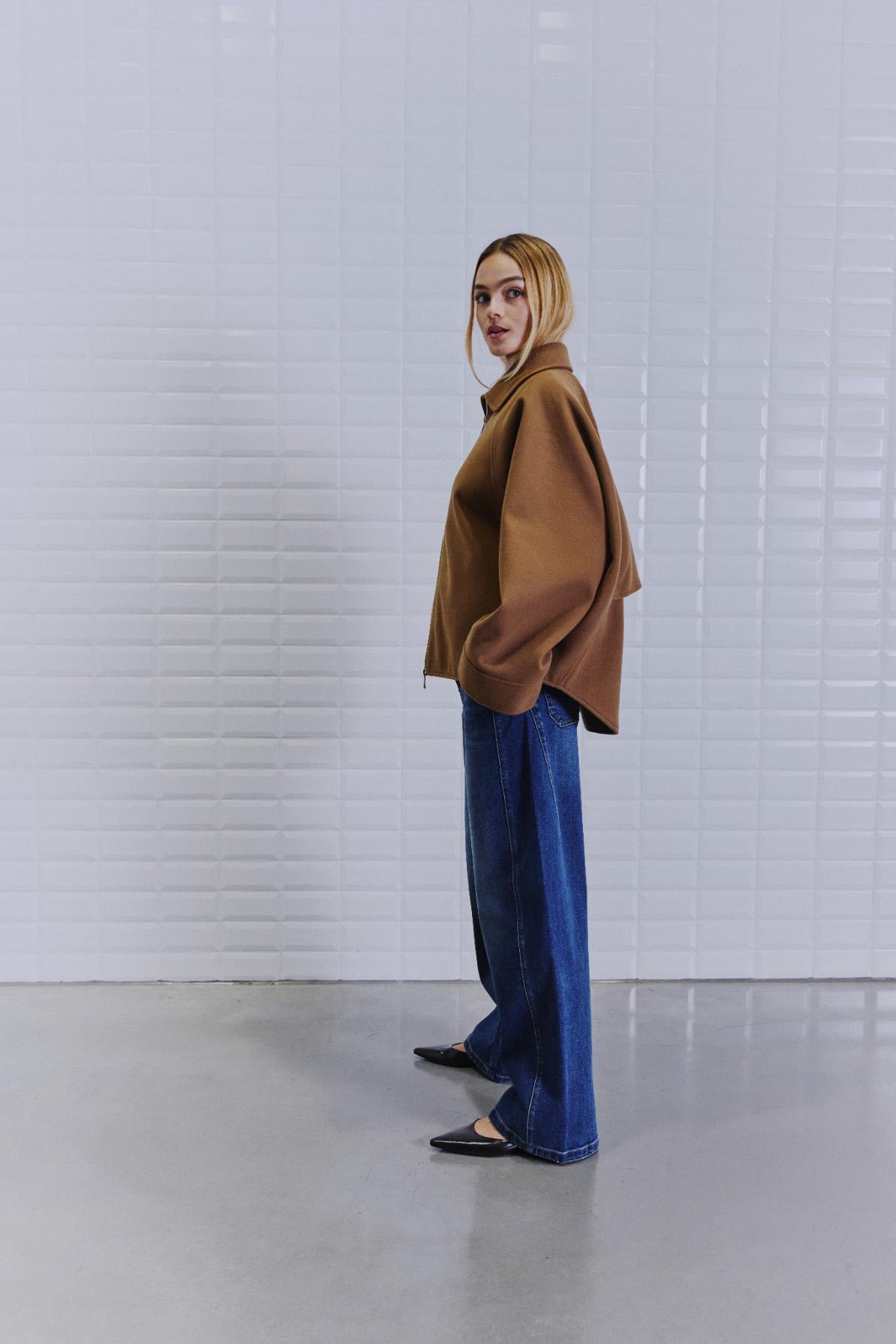 https://content.storeinfo.nl/applicatie/img/978/20260804111910_1986751_WbljackieBatsleeveJacketCamel3.jpg