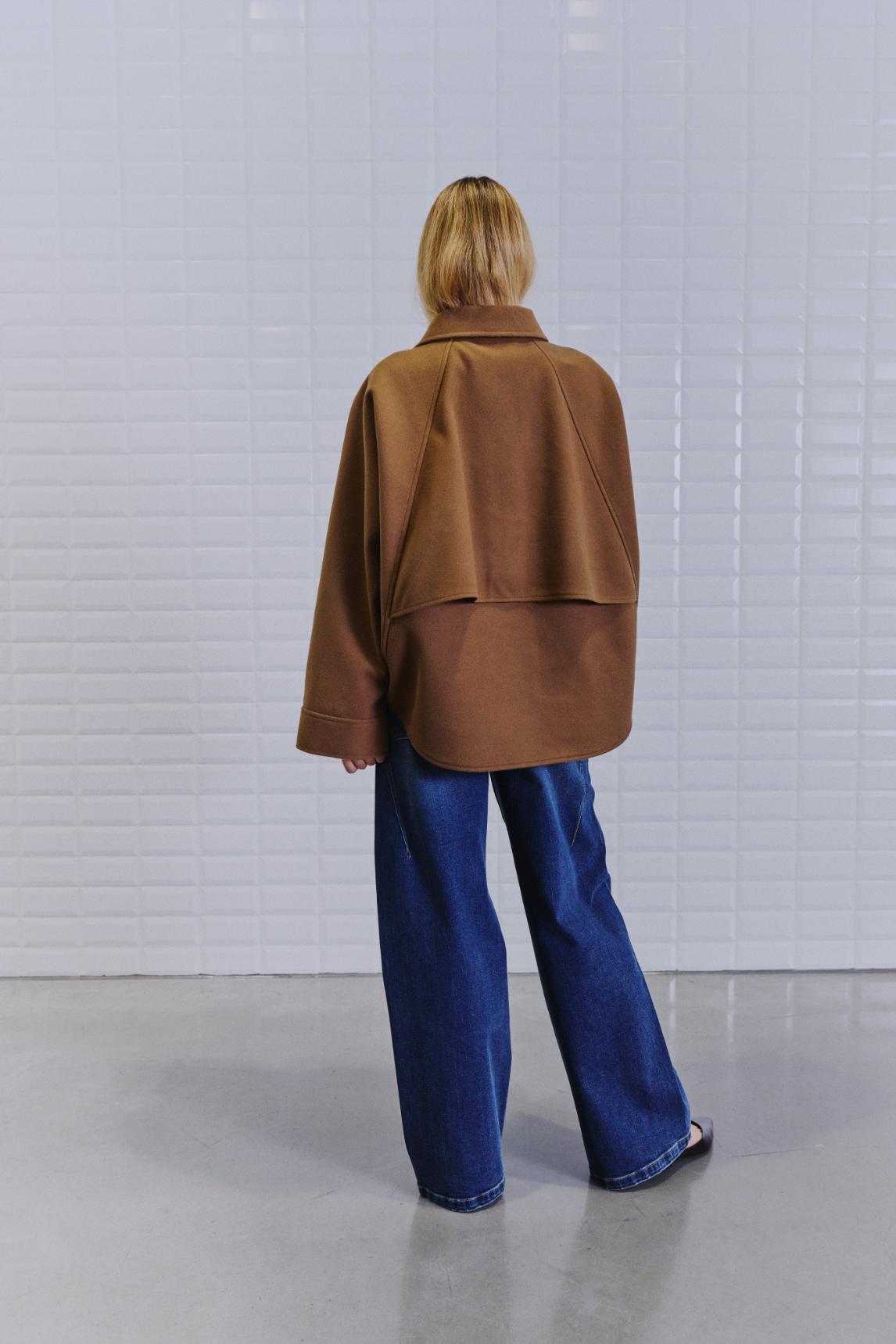 https://content.storeinfo.nl/applicatie/img/978/20260804111915_1986984_WbljackieBatsleeveJacketCamel4.jpg