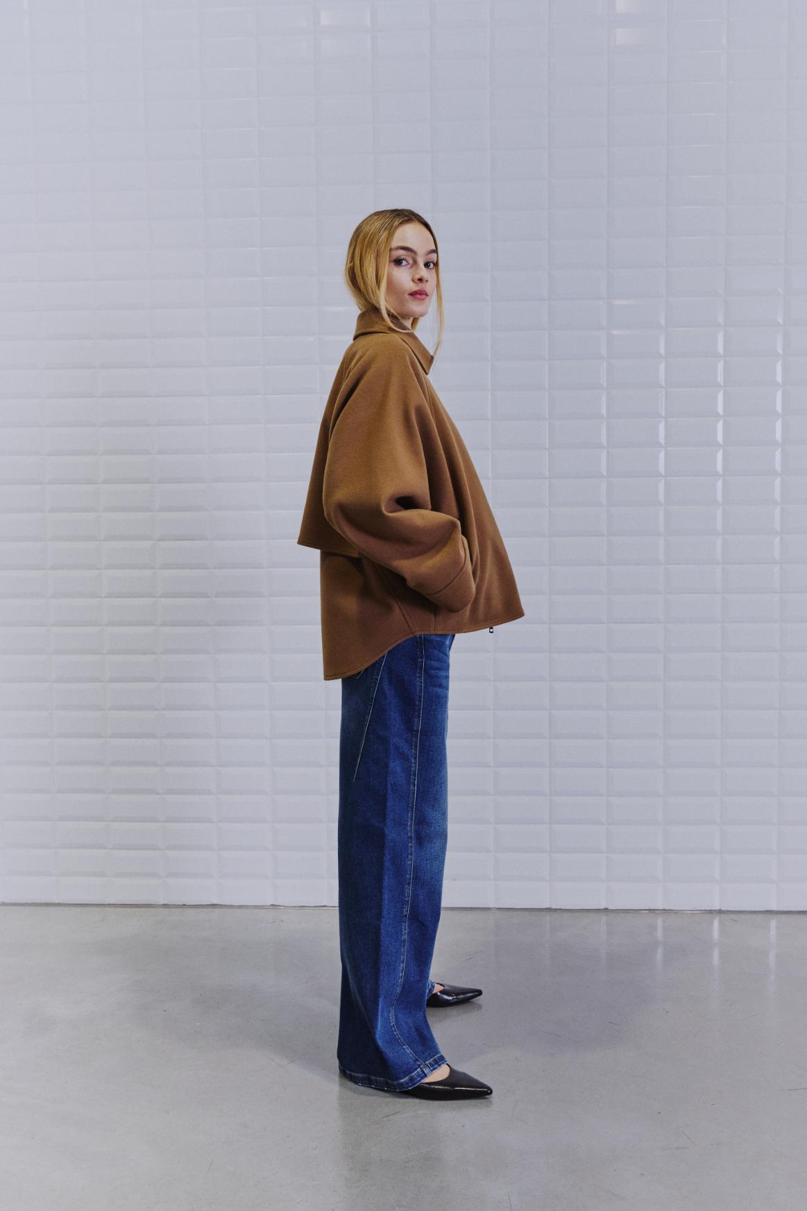 https://content.storeinfo.nl/applicatie/img/978/20260804111919_1989222_WbljackieBatsleeveJacketCamel8.jpg
