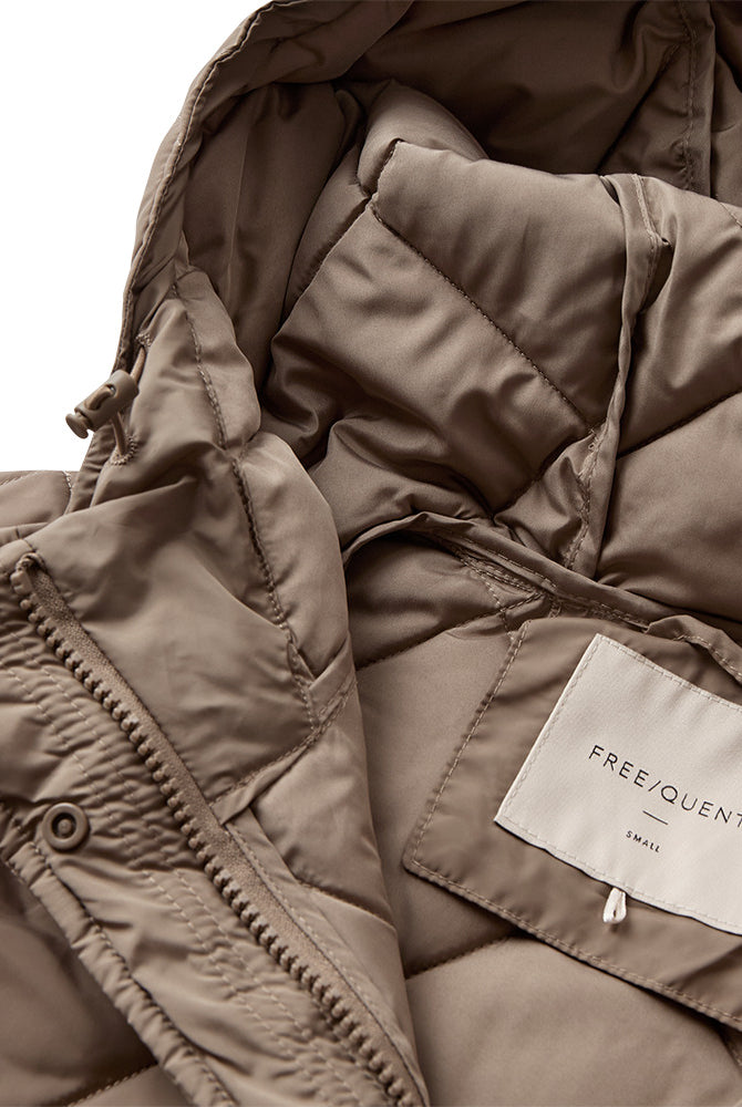 https://content.storeinfo.nl/applicatie/img/978/20260823144307_447706_packshot22116778343Details1FQOLGAJACKETDesertTaupe.jpg