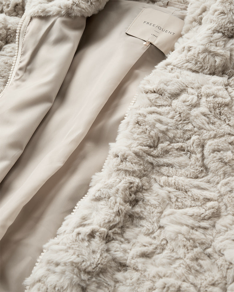 https://content.storeinfo.nl/applicatie/img/978/20260904132459_948036_packshot22115212080Details1FQFOBYJACKETMoonbeam.jpg