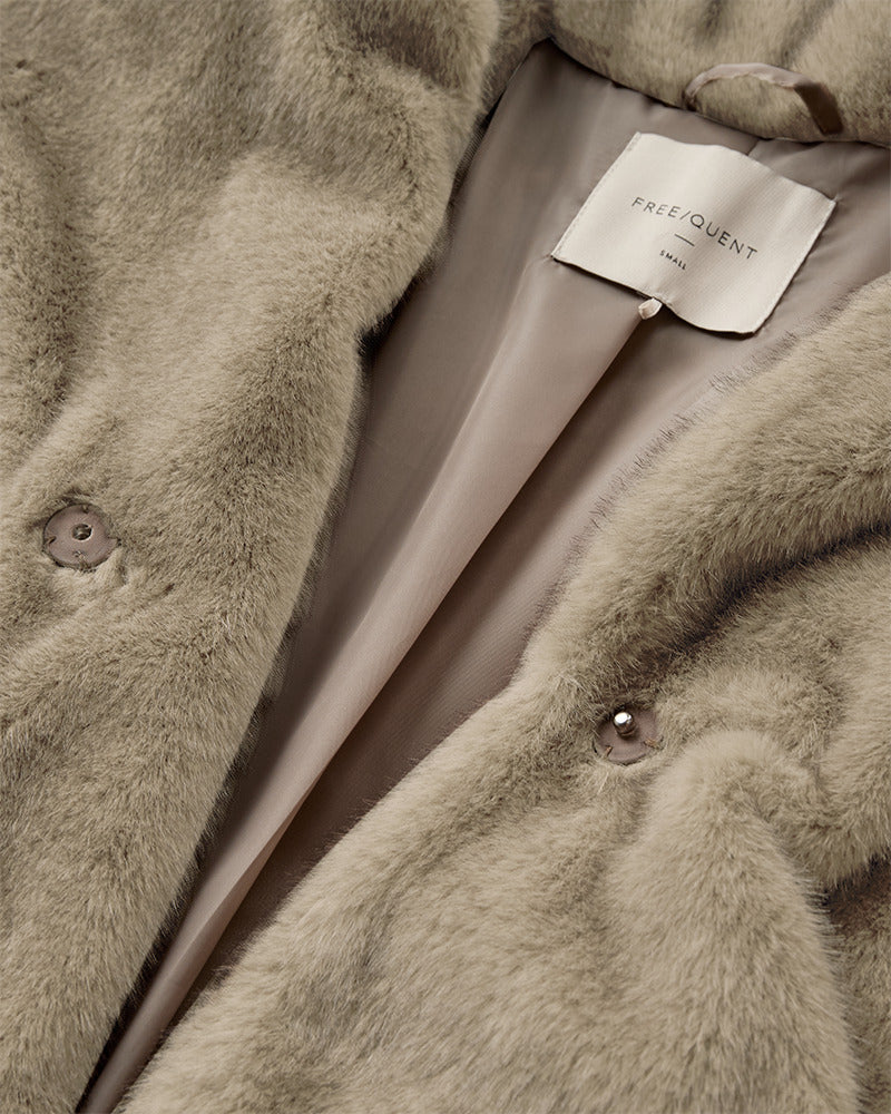https://content.storeinfo.nl/applicatie/img/978/20260920132432_3231300_packshot22115243460Details1FQMINKYJACKETSilverMink.jpg