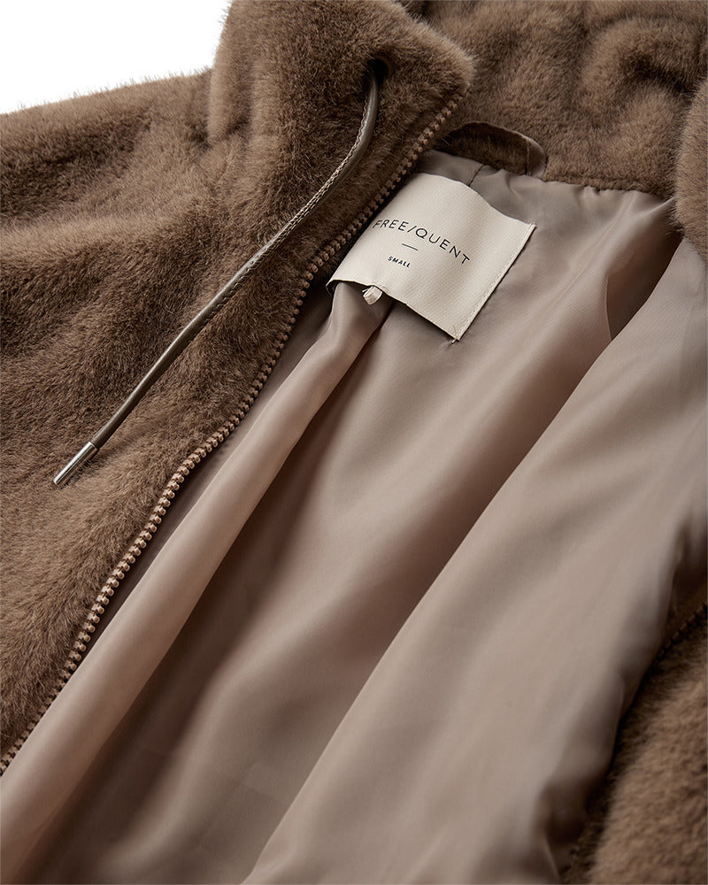 https://content.storeinfo.nl/applicatie/img/978/20260920132548_3229534_packshot22124043460Details1FQMINKYJACKETSilverMink.jpg