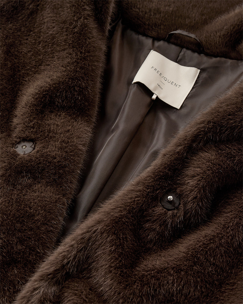 https://content.storeinfo.nl/applicatie/img/978/20260920145145_3239487_packshot22115241080Details1FQMINKYJACKETCoffeeBean.jpg