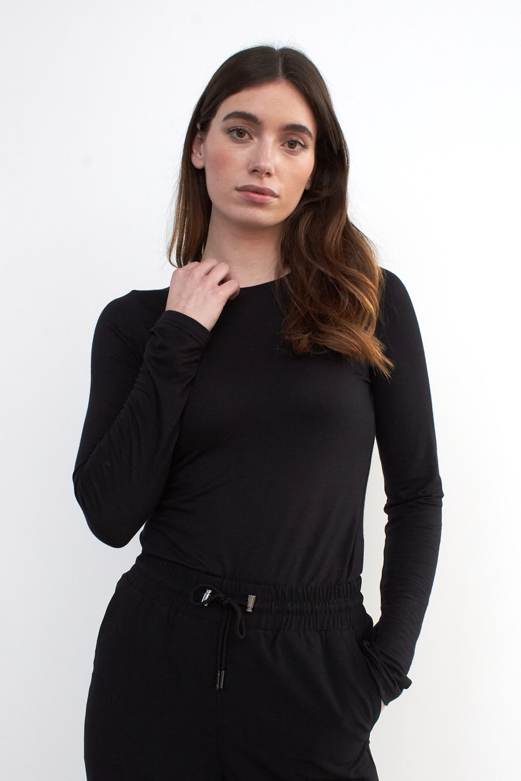 https://content.storeinfo.nl/applicatie/img/978/20241030125505_2300928_WBLLOLA20LS20TEE20BLACK20012.jpg