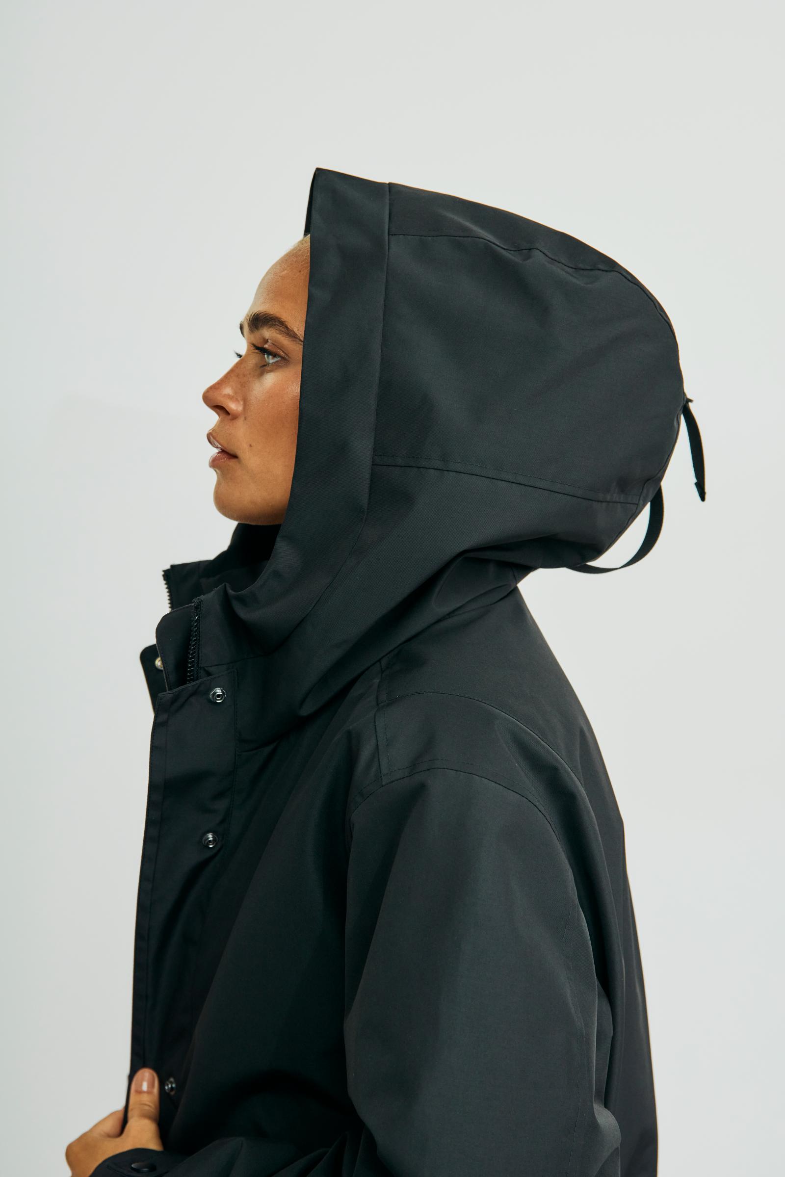 https://content.storeinfo.nl/applicatie/img/978/20241030142314_2313404_WblbrooklynfunctionparkaBlack4.jpg