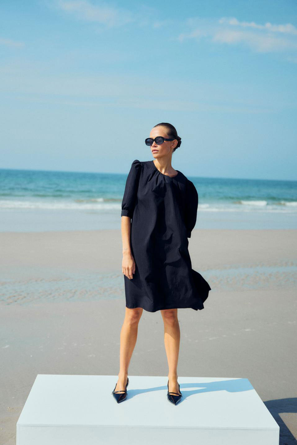 https://content.storeinfo.nl/applicatie/img/978/20250409125319_963708_WblgretaSSDressBlack2.jpg