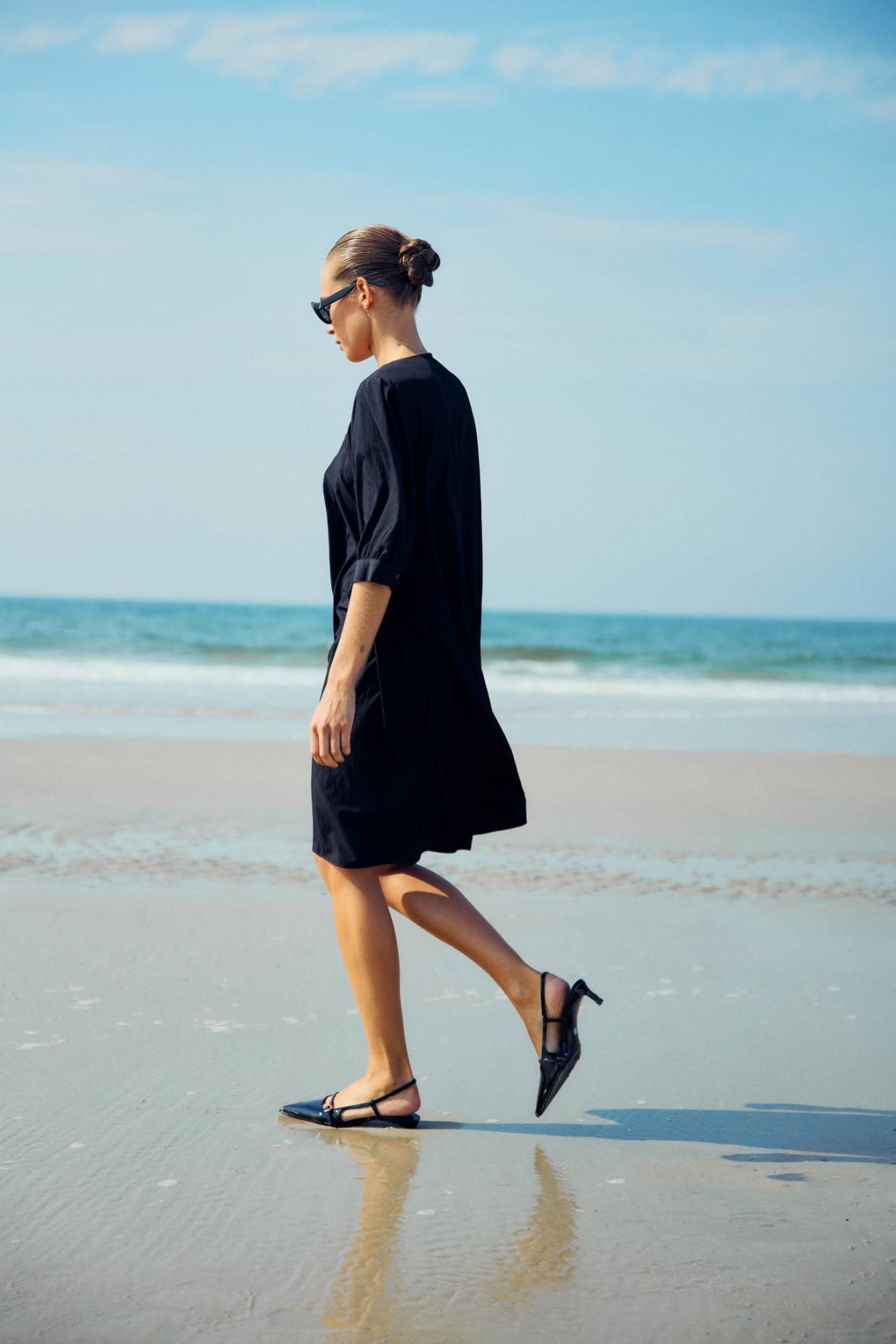 https://content.storeinfo.nl/applicatie/img/978/20250409125324_963979_WblgretaSSDressBlack5.jpg
