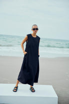 https://content.storeinfo.nl/applicatie/img/978/20250506172423_1025093_WblAgnetaSlMidiDressBlack2.jpg
