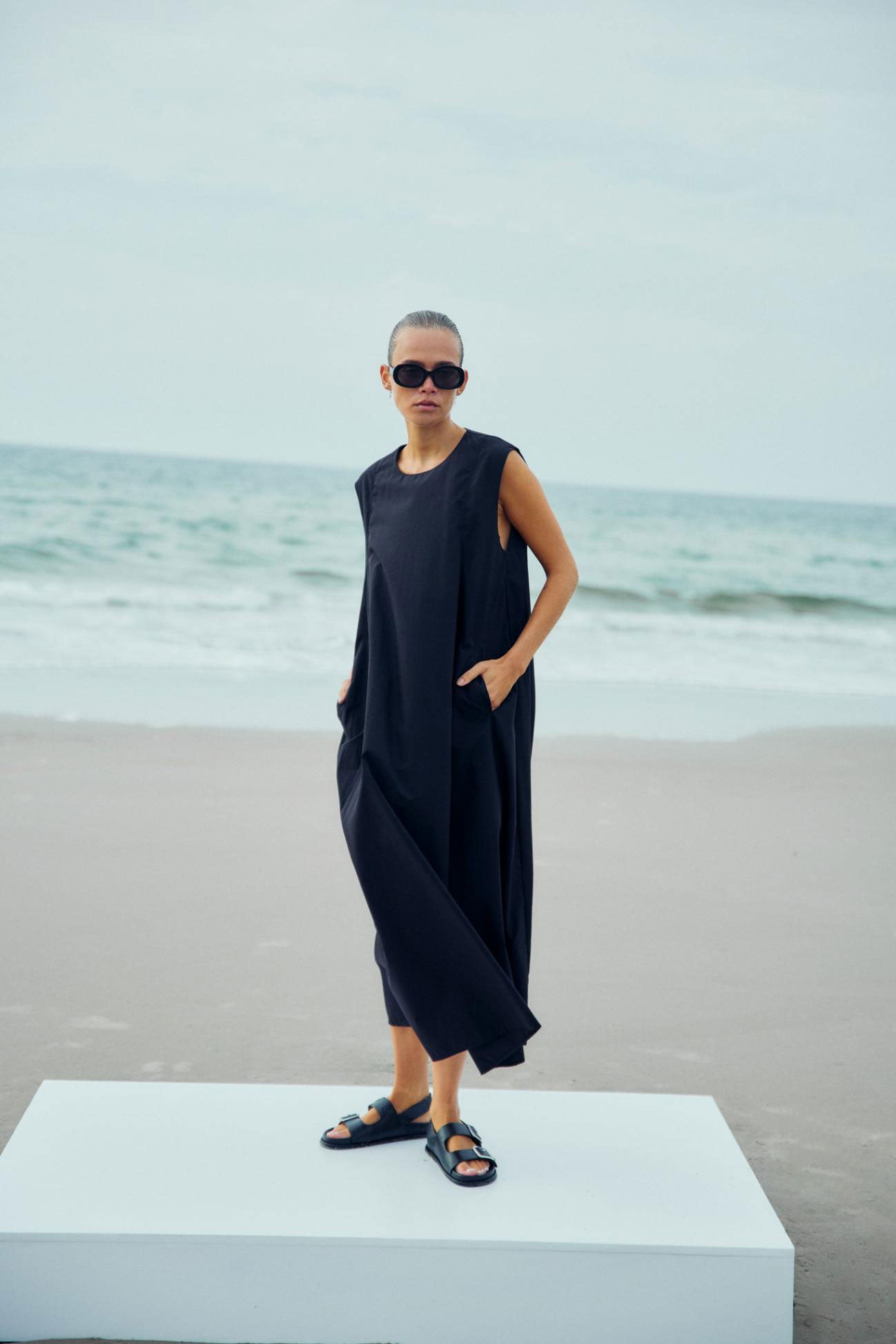 https://content.storeinfo.nl/applicatie/img/978/20250506172427_1012800_WblAgnetaSlMidiDressBlack7.jpg