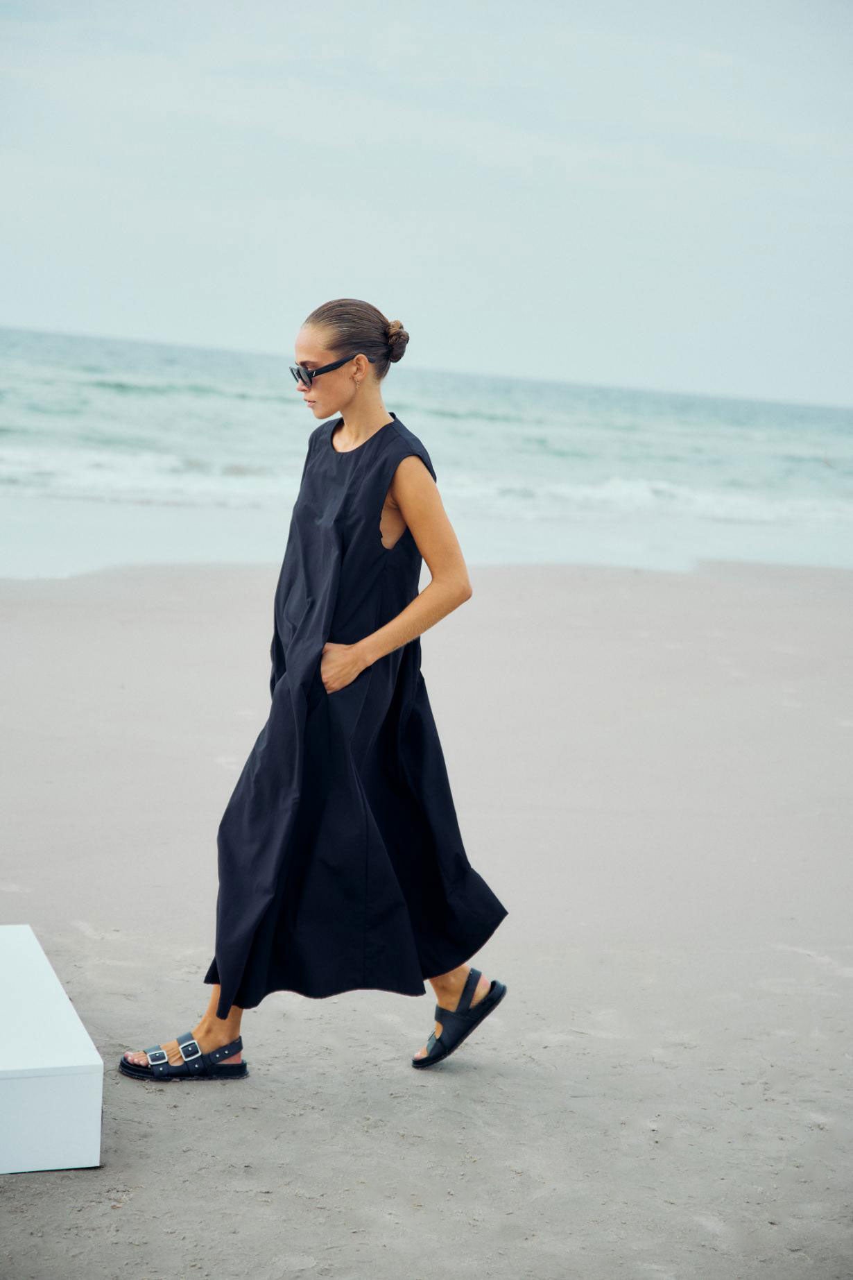 https://content.storeinfo.nl/applicatie/img/978/20250506172430_1014025_WblAgnetaSlMidiDressBlack9.jpg