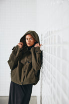 https://content.storeinfo.nl/applicatie/img/978/20250720145732_3800560_WblalaiaHoodedJacketMidnightGreen5.jpg