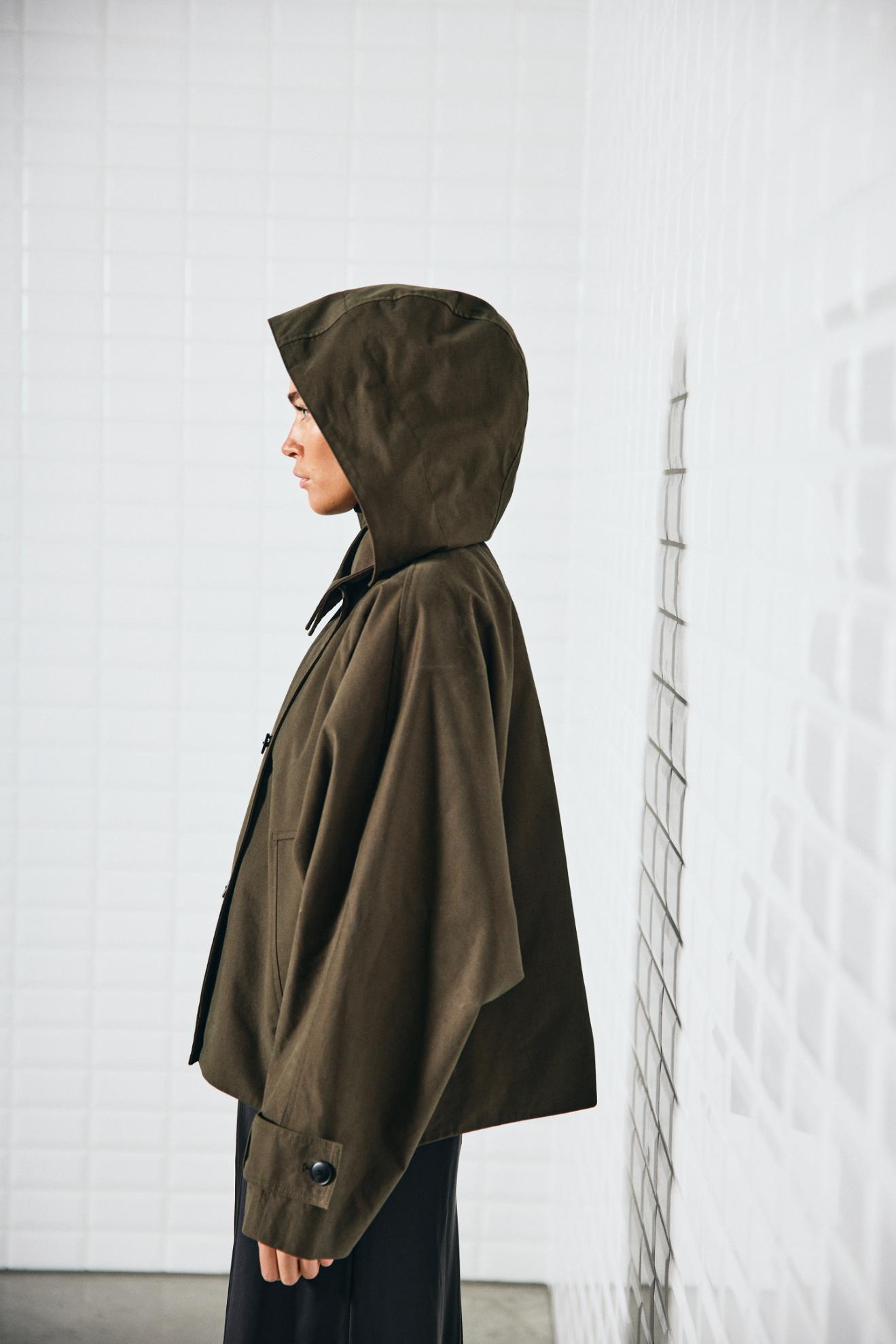 https://content.storeinfo.nl/applicatie/img/978/20250720145735_3816249_WblalaiaHoodedJacketMidnightGreen6.jpg