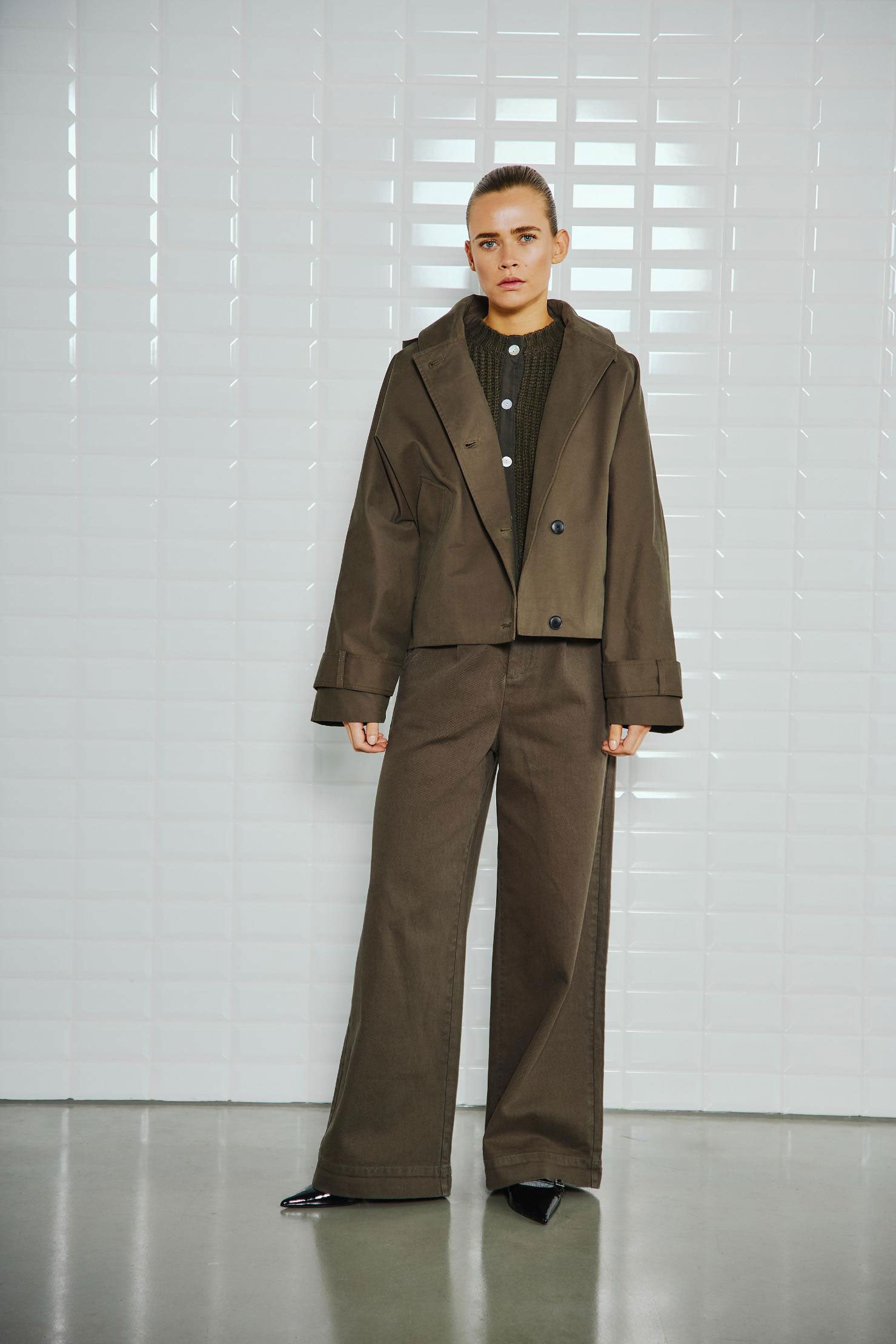 https://content.storeinfo.nl/applicatie/img/978/20250720145740_3813935_WblalaiaHoodedJacketMidnightGreenSteffiWidePantMidnightGreen6.jpg
