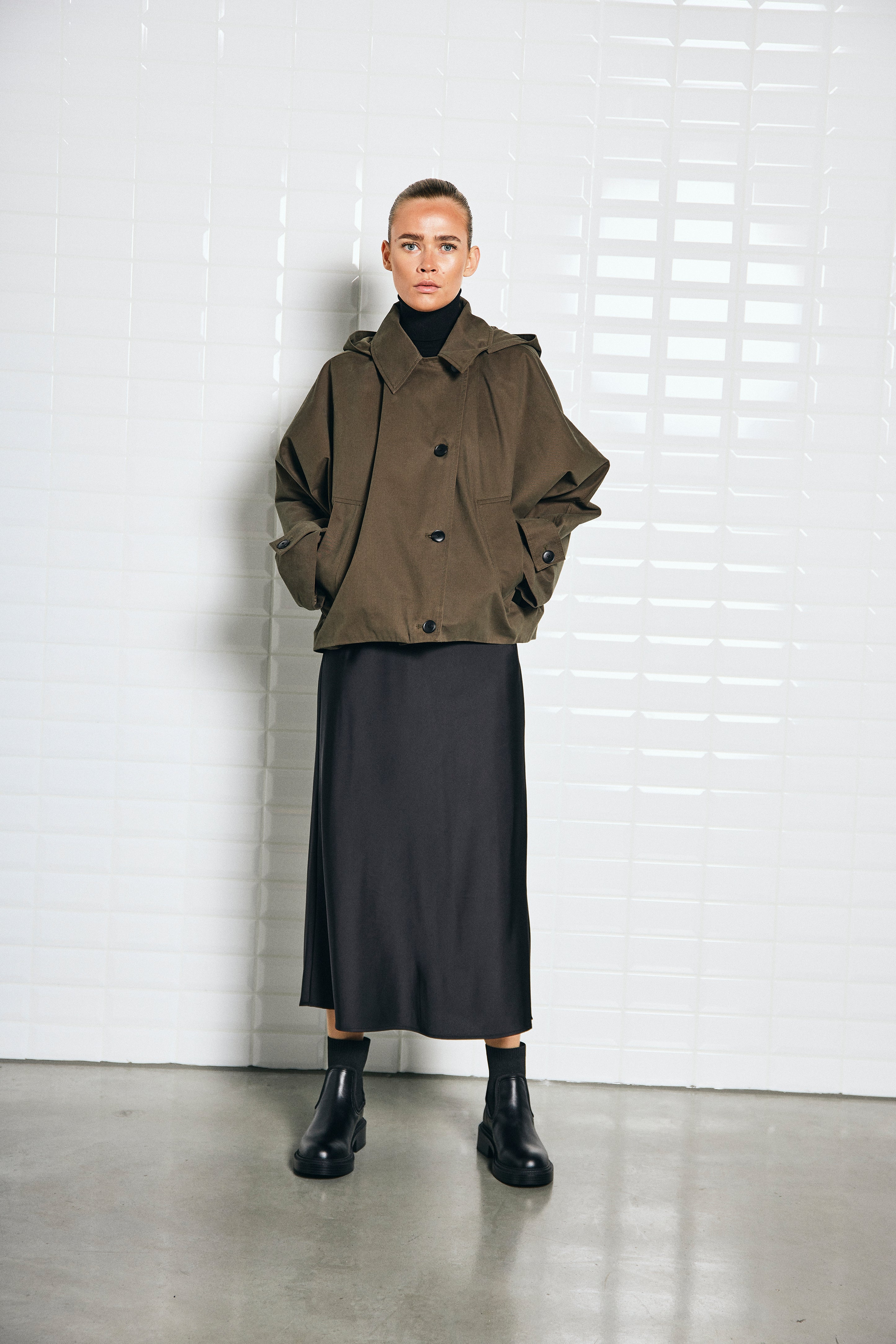 https://content.storeinfo.nl/applicatie/img/978/20250720145749_3816250_WblalaiaHoodedJacketMidnightGreen.jpg