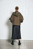 https://content.storeinfo.nl/applicatie/img/978/20250720145756_3809321_WblalaiaHoodedJacketMidnightGreen4.jpg