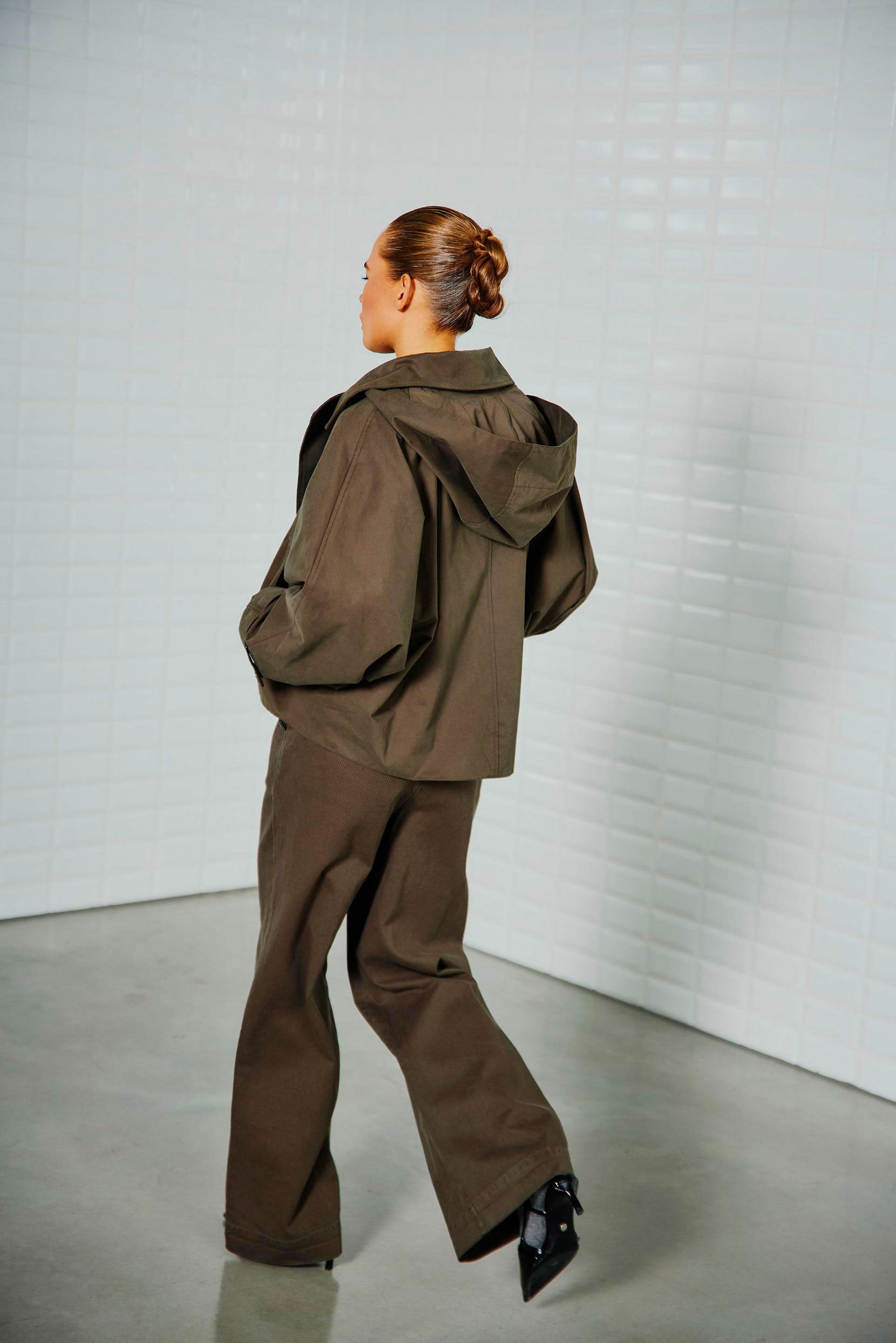 https://content.storeinfo.nl/applicatie/img/978/20250720145804_3814390_WblalaiaHoodedJacketMidnightGreenSteffiWidePantMidnightGreen4.jpg