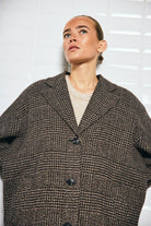 https://content.storeinfo.nl/applicatie/img/978/20250722175424_1339605_WblvistaCheckedCoatBrownPrinceOfWales6.jpg