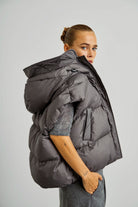 https://content.storeinfo.nl/applicatie/img/978/20250723104756_1426607_WBLVENICEDOWNWAISTCOATCHARCOALART1.jpg