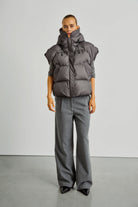https://content.storeinfo.nl/applicatie/img/978/20250723104819_1418437_WBLMORETAILOREDWIDEPANTSGreyMelangeWBLVENICEDOWNWAISTCOATCHARCOALART4.jpg
